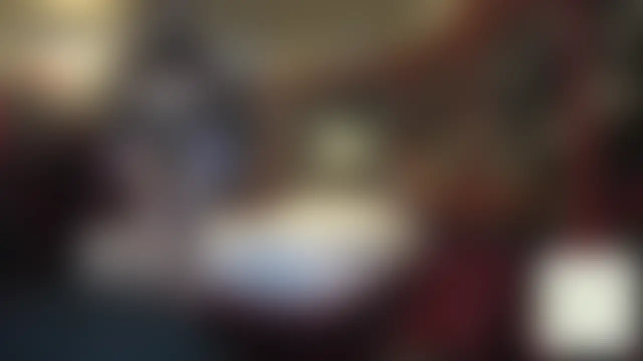 【M男性必見】配達員の悲劇②【あすか様のお仕置き部屋】
前作「配達員の悲劇①」の続編です。
(前作未視聴でもお楽しみいただけます)
あの夜に残された動画を消して欲しい、
配達員は震える手で、あすか様の元を訪ねる。
必死に願い出る彼に、
あすか様は淡々と、しかし愉しむように告げる。
「何でも言うことが聞けるなら、考えてあげる。」
あすか様の目論見は彼の自分専用のペットにする事。
彼の目的は動画を消してもらう事。
思えば始めから勝敗は決まっていた。
まずは快楽での落城を試みるあすか様。
「ここ、弱かったよね。」
乳首一点に的を絞り、責める。
くすぐるように、焦らすように、そして一気につねりあげ…。
逃げたいのに、身体が先に反応してしまう恥ずかしさが、
じわじわと積み上がっていく。
それでも落ちない見るや、あすか様は作戦を真逆に変える。
拘束椅子に固定し、
パドルや一本鞭でメッタ打ちにする。
痛みと恐怖で混乱しても、そこから逃げる事はできない。
しかしそれはまだ序の口だった。
おもむろにタバコに火を付けるあすか様。
休憩?
いや、そうではない。それもあすか様の武器だった。
これですっかり抵抗する気力を失ってしまった男。
その様子を確認したあすか様はベッドへと誘う。
今度は再びの快楽責め。
乳首責め、手コキ、匂いを覚えさせる顔面騎乗。
男はその快楽に救いを求め始める。
気まぐれに放たれる痛みにさえ、徐々に興奮していき…。
シリーズの中でもかなりハード寄りの作品です。 (2/2)