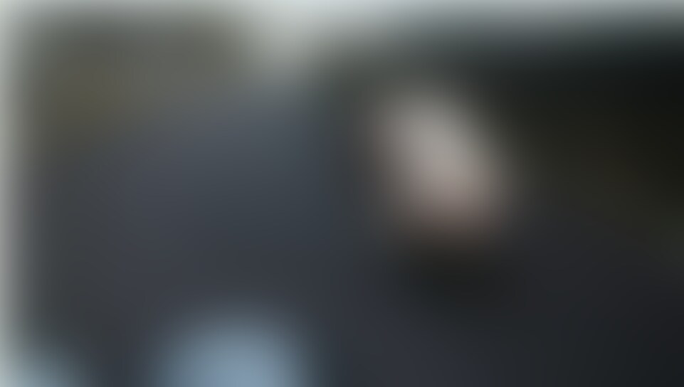 リクエストされた衣装での野外ヌード撮影の動画。
冬用セーラー服のスカートを脱いでパンティーのみの姿でお散歩。
人に見られない様に白いブラジャー露出。
依頼されたスキャンティを履いてお尻出し歩き。
スカートを落として下半身だけ裸の陰毛出し。
ハイレグレオタードでアスファルトの道路で四つん這いポーズ。
スカートがついたスクール水着にお湯をかけて体を濡らすシーン。
室内でパンツを脱いだり、赤外線撮影で乳首と陰毛を狙われるモデルさん。 (2/2)