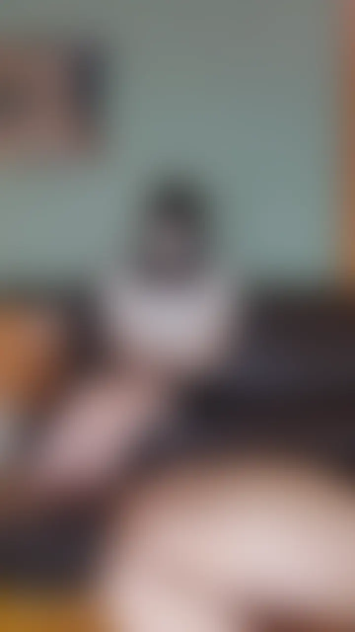 ゆり様の唾液素足匂い責めです✨
雑魚M男の顔を汗ばんだ裸足でぐりぐり踏みつけて、蒸れまくりの足臭を鼻にぶち込んで匂い責め♡
匂いに興奮して油断してるからねっとりツバをぺっと垂らして顔を汚し、ぐちゃぐちゃにしながら足裏で鼻と口を塞いでやった笑
==================
2アングル分の動画です
16分56秒 (2/2)