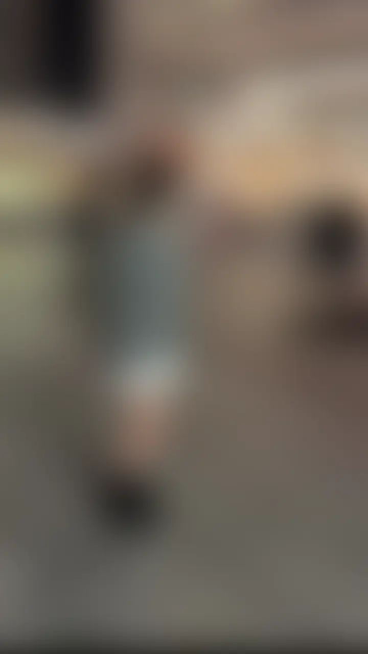 一年ぶりに再会した先生。
あの頃はまだ生徒で、
ただ隣に座って、教えてもらうことしかできなかった。
でも今日は違う。
同じ目線で酒を飲んで、
他愛もない昔話で笑い合って──
気づけば、あの頃よりずっと近い距離にいる。
「まだあの部屋、散らかってるの?」
その一言で、
ふたりは自然と“あの場所”へ戻っていく。
変わらない部屋。
でも、変わってしまった空気。
ふとした沈黙、視線、距離。
先生はずっと“女”で、
自分はもう“生徒じゃない”。
あの頃は越えられなかった一線が、
今は、すぐそこにある。
触れてしまえば戻れないって分かってるのに、
どうしても、目が逸らせない。
──ねえ先生、
今日はもう「勉強」じゃ終わらないよね
「……そんな、男の人の顔しないで」
震える先生を、居酒屋の熱が冷めないまま、シーツへ沈めて。
“動画時間 25分15秒” (2/2)