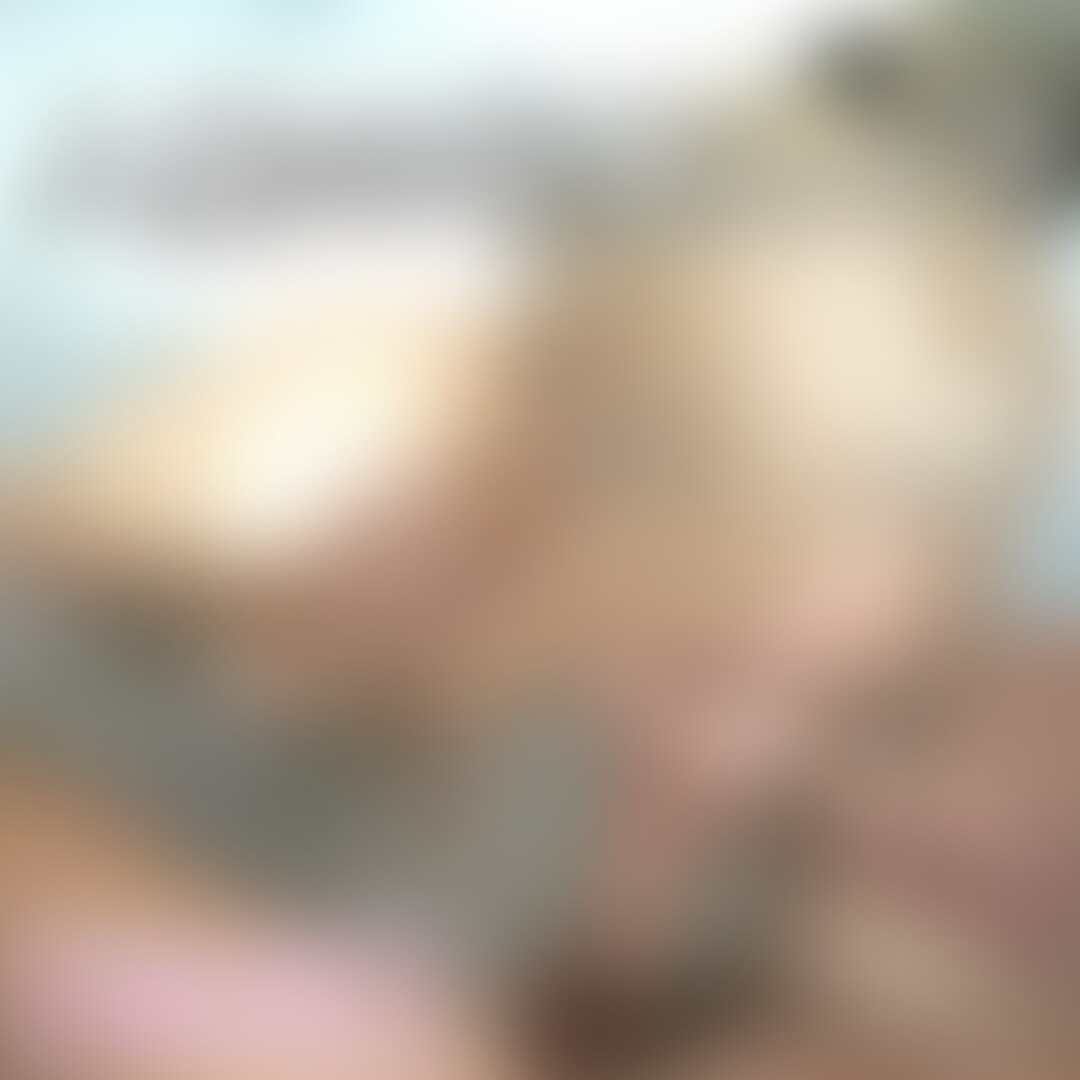 【value】
お風呂場手コキフェラ抜き動画です。
https://myfans.jp/posts/a755e985-ff07-4468-992e-1da0b3a7dd48
この動画の男性主観バージョンです。こちらのほうが好きな方もいるかもしれません。ラストは喉奥に発射&即流し込みごっくんです。
【撮影の裏側】
新年最初の不倫相手とのセックスでした。この日は、私の出張先と、不倫相手の出張先がたまたま同じでした。
私は、午後から会議が入っていたので、午前中早めに時間を作ってもらい、ラブホに集合しました。
もう、本当にラブホのフロントで待ち合わせでした(笑)
フロントに人が居るタイプのラブホだったので、絶対不倫だなと思われたと思います(笑)
不倫相手が、年末年始の番組で、メイク濃い目のギャルを見てムラムラしたとのことだったので、今日はギャルメイクでというリクエストがあり、それ用の化粧とウィッグを用意してホテルに入りました。
私からのリクエストは、初夢が部下のギンギンちんぽを個室でフェラする夢で、起きた時におまんこびっしょりだったので、それを再現するために、まずは個室でフェラさせてもらいました。お口の中に大量に精子いただきごっくんして、タンパク質補給完了。
実は、最近部下のおちんちんが気になっています(笑)でもそれは不倫相手には内緒です。
その後、お風呂で手コキしたり、ベッドでセックスして中出ししたりと、ホテルを満喫しました。
途中、旦那から電話がかかってきて、「会議前にごめん、少し大丈夫?」とたわいのない話題を振られましたが、正直言ってこちらのほうがごめんなので、優しく対応しました(笑)
さすがに、中出しした精子が会議中に流れ出て、股の辺りから精子の臭いが会議室に充満すると気まずいので、しっかりと洗い流しました。
前日の旦那の中出し精子はそこまでしっかり洗ってなかったので、もしかしたらおまんこの中で旦那の精子と不倫相手の精子が混ざりあったかもしれません(笑)
セックス中にはそんなことも想像しながら、興奮がさらに高まっていました。
不倫相手のちんぽには、私のまんこの中に残っていた旦那の精子が絡みついていたかも(笑)さすがにそれは申し訳なさすぎる(笑)
まぁ、気付かなければ大丈夫!
この日も満足させてもらいました。
今年最初のセックスは旦那で済ましていたので、私は初セックスではなかったのですが、不倫相手は奥さんとはしてなかったようで、今年の童貞をいただきました(笑)
今年も、よい性生活ができるよう、できるだけ時間を作ってセックスを楽しんでいきますね。 (2/2)