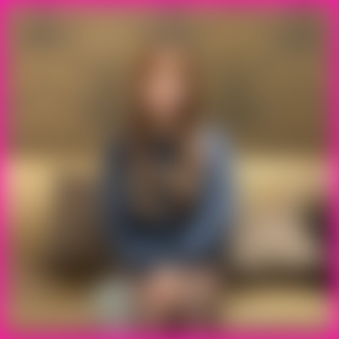 Page97:本編
久しぶりの再会でショートから
ロングヘアーになった美女とのほろ○○○いハメ撮りです
孕ませ狙いのゴリ押し中出しから約1年
孕んで何か請求されるのが怖くて逃げてましたが
彼女から連絡が
孕んでなかった落胆とまた会える喜びと
複雑な感情に苛まれました
ショートが似合う印象が強かった彼女
久方ぶりに再開した彼女はロングヘアーになっていて、
その変化に驚きました
相変わらず愛想よく活発で笑顔が素敵な可愛いコです
ショートも似合ってましたが、
なかなかどうしてロングも良い感じ
久々の再会を祝して乾杯
あまり強くないのか飲んで間もなく顔が紅潮しています
目が少しトロンとして火照った表情が色っぽくてエロいです
○○○って感度が上がっているのか
乳首を舐めただけでもいつもより反応が大きい彼女
そんな状態のクリ好きな彼女に
「吸うやつ」でクリを集中して責めると
気持ち良すぎてよがらずにはいられません
「無理!無理!」絶叫しながらイキまくり
懇願されても止めずに徹底的にイカせます
チンポを求める欲求と○○○いが混ざった
フェラ顔がクッソエロいです
スローでねっとりと咥えて
チンポの味と形を堪能しているかのよう
念願のモノをぶち込んでやると早速悶絶
特に背面騎乗位では腰が止まらなくなっちゃうほど没頭
バチバチに突かれまくり
○○○いと快楽のはざまに溺れる彼女
ラストは濃度の濃いザーメンで大量顔射かましてやりました。。 (2/2)