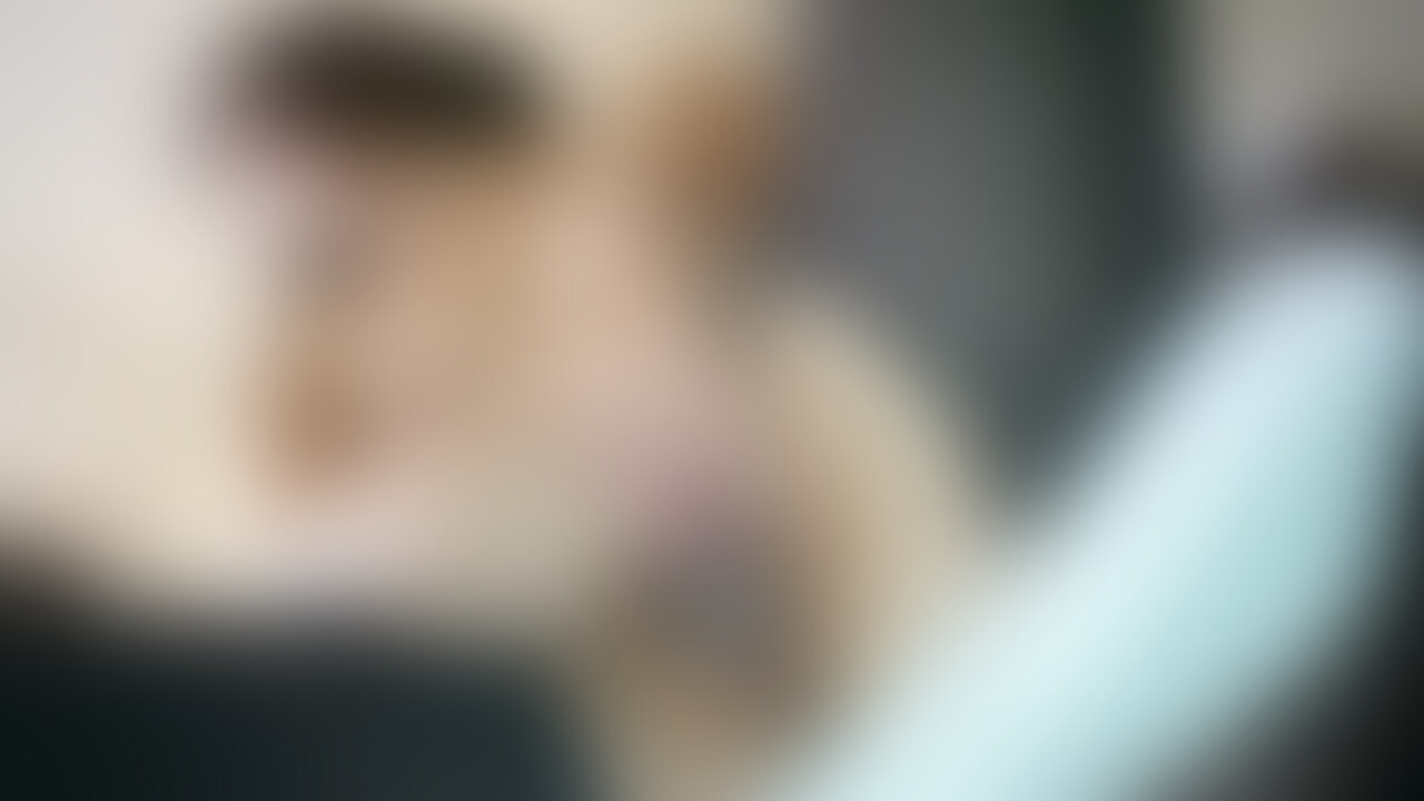なんだかいやらしいボディを堪能した後は黒タイツを履かせてお股を破きローター攻めしてじっくり感じて変態な感覚になったら…
ローターオナニーを披露させましたよ!
自らクリ剥きしてローターの振動で感じる姿と時折ピクピクする様子が妙にエロくって…
絶頂時のビクンビクンと全身波打つ様がたまらないですw (2/2)