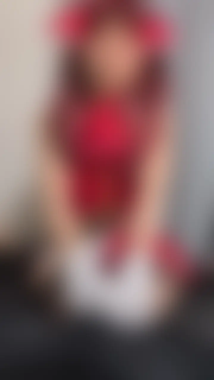 人気V〇uberマリ〇船長の公式衣装を忠実に再現したコスプレで登場する女優あさひ。赤のジャケットにミニスカート、ツインテール、そして象徴的な白いグローブを着けたまま、徹底した焦らし特化のグローブ手コキプレイをお届け!
あさひの柔らかな白手袋がチ●ポを優しく包み込み、ゆっくりねっとりとしたストロークで快感をじわじわと高めていく。「イキそうなんですか、もしかして~?」と小悪魔的に囁きながら、何度も何度も寸止めを繰り返す。高速ピストン寸前でピタッと止めて、ビクビクと震える肉棒をさらに追い詰め…。
最後は射精を一切許さず、限界まで膨張したまま悶絶させる完全寸止めフィニッシュ!
V〇uberファンもグローブ手コキ好きも必見の、究極の焦らし手コキ特化AVです! (2/2)