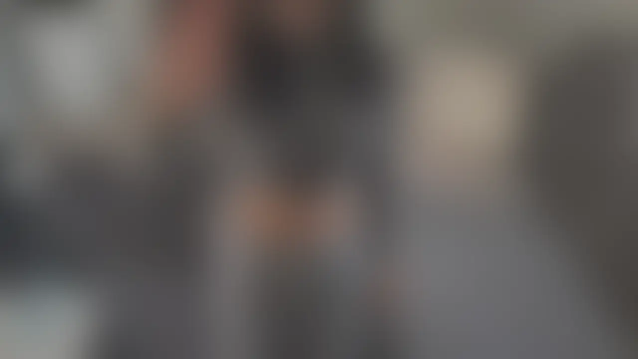 【人気裏垢女子にスペースしながらおもちゃ挿れてみた】

東京に遊びにきた人気裏垢女子、スタイルもパワーアップしてました。

久しぶりに会って会話も弾んで、ノリでスペースしながらおもちゃ挿れてみることに、、、

スペースしながらおもちゃ挿れてたら途中で我慢できなくてそのままセックスしちゃいました。

あんまりエッチしてないせいか久しぶりに挿れたらまんこキツキツ

ゆっくり動いたら

👧「オッオッオッ」

って言いながら大量潮吹き

騎乗位したらソファーが大変なことになりました。

この後ジム行く約束してたのに足プルプルで頑張ったらしいです笑 (2/2)