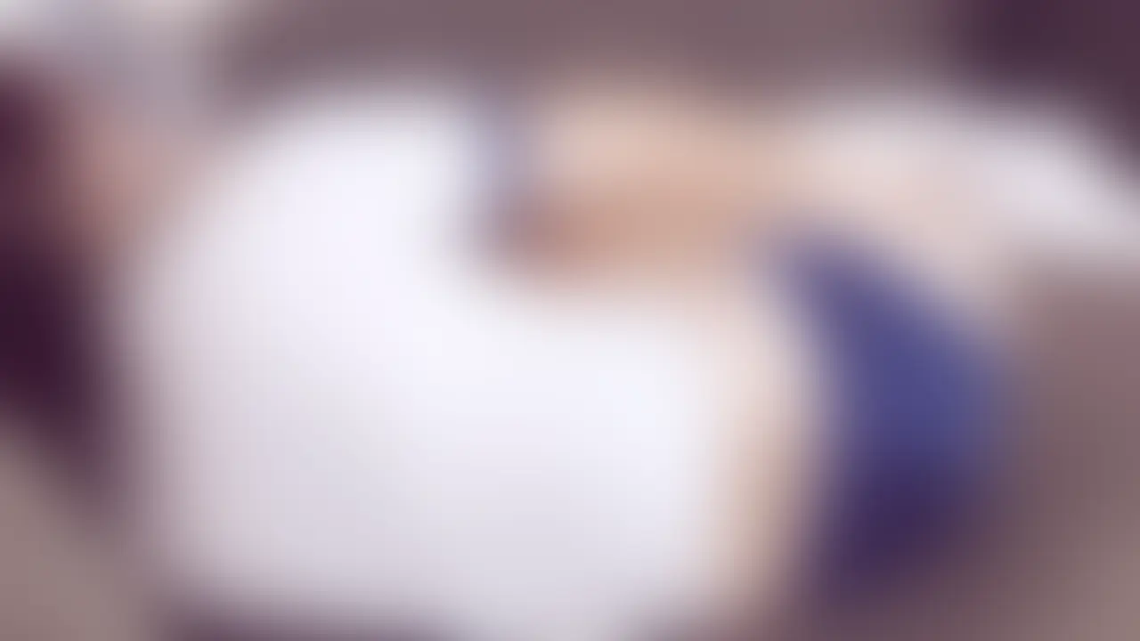 [miyu 妄想#006] ソファの上で、もう仕事は忘れて


なんとなく目に留まった女性がいた。
もちろん、話しかけることなんてできない。
名前も知らない。でも、こうして勝手に想像してしまう——
『もしも、あの子があんな姿を見せてくれたら』って。
これは、“ある中年男の妄想”です。


miyu は、都内の小さな会社で働く23歳の事務OL。
職場では控えめで、誰にでも優しく微笑む“いい子”。
けれど夜になると、レンタルルームで別の顔を見せる。
メイド服やブルマに着替え、カメラの前で小悪魔のように微笑む——。
それは、誰にも言えない彼女だけのアルバイトだ。


…もしかして今、あのビルで、ひとりで淫らなことをしてるのかもしれない。


ブルマ姿のまま、miyuはソファに深く沈む。
昼間の緊張も、オフィスでの微笑みも、もういらない。
脚を投げ出し、指先で裾をつまむその仕草に、
カメラのレンズがゆっくりと息をのむ。

——これは配信なのか、ひとりの夜の素顔なのか。
miyu自身にも、もうわからない。
ただ、誰かに見られている気配だけが、心地よく残っている。 (2/2)