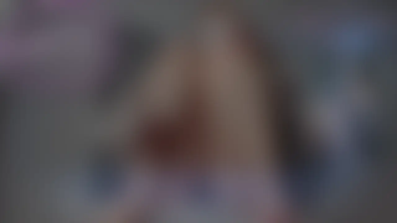 【value】
【ドエロい質問コーナー】×【ベランダでガチ露出セックス】
20個ほどの際どすぎる質問にお答えした翌日、ベランダで通行人に見せつけながらのキチガイ露出セックスを収録しています。

とりあえず、どっちもヤバいです。
質問コーナーは、昔から今に至るまでの私が刻んできた性事情を赤裸々に語っています。中には、「旦那以外の精子で妊娠した？」なんてヤバいしつもんまでｗ
とりあえず、見てください。

ただ、メインは当然、その後のベランダ露出セックスです。
不倫相手の部屋のベランダで生ハメ中出しなのですが、前回、ベランダフェラ中に目隠しが落ちて通行人に見られるというアクシデントに味をしめた不倫相手が、今度は目隠しをわざわざ自分でめくって見せつけています。
さすがに勘弁してほしい・・・けど、まぁ不倫相手の部屋なのでいっかｗと割り切っていますｗ
それにしても太陽のもとでのセックスって開放的で気持ちいいですよ♡
あまり声は出せませんが、最高の性欲発散になりました。
不倫相手のベランダには、中出しした精子が垂れて、後日見たら固まっていましたｗ
奥さんが来た時どうやって言い訳するつもりなんだろｗ
まぁいっかｗ (2/2)