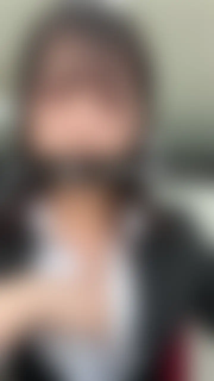 すごく迷ったんですけど、研修中にこっそり乳首いじってる動画を公開することにしました、、
フリーデスクで他の社員さんもいる中、バレないように気をつけてたつもりなんですが、
触ってるうちにちょっと顔に出ちゃってるかもしれないです、、
なんでこんなことしてるのか、自分でも正直わからないです、、
でも、会社で研修受けながら自分の身体いじってる感覚が怖くなるくらい気持ちよくて、
あの時のことを誰かと共有したくなってしまいました、、
たぶん見てくれた人は、「こいつ終わってるな」って思うかもしれないけど
そのくらい背徳感ある動画になってます、、
顔も表情も音もそのまま出ちゃってるので、バレたら終わります、、
公開期間もかなり短くなるかもしれないので、気になった方はお早めに、、!
もし使ってくれた方いたら、DMで教えてくれたら本当に嬉しいです、、
ちゃんと見てくれる人がいるなら、また一歩踏み出せる気がします、、! (2/2)