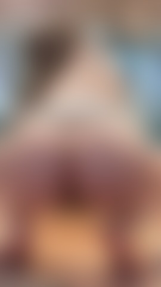 ドスケベギャルがフェ○しながら大量潮吹きオナ♡
後ろからバージョン♡
今日はおちん○ご奉仕しながら、こっそりオナ○ーしちゃいました…///
まずはおちん○んの裏筋からゆっくり舌で撫でて…♡先っぽに唇当てて擬似おま○こでとろとろに♡
フェ○しながら、じっくりおま○こもスリスリ♡
潮吹きアクメ決めてトびそうになってたけど、バレないようにちゃんと先っぽグポフェ○…♡
雑魚クリオナ○ーでびしゃびしゃに潮吹きながら、必死におちん○奉仕するすいまの子と視 ○○○して……?♡ (2/2)