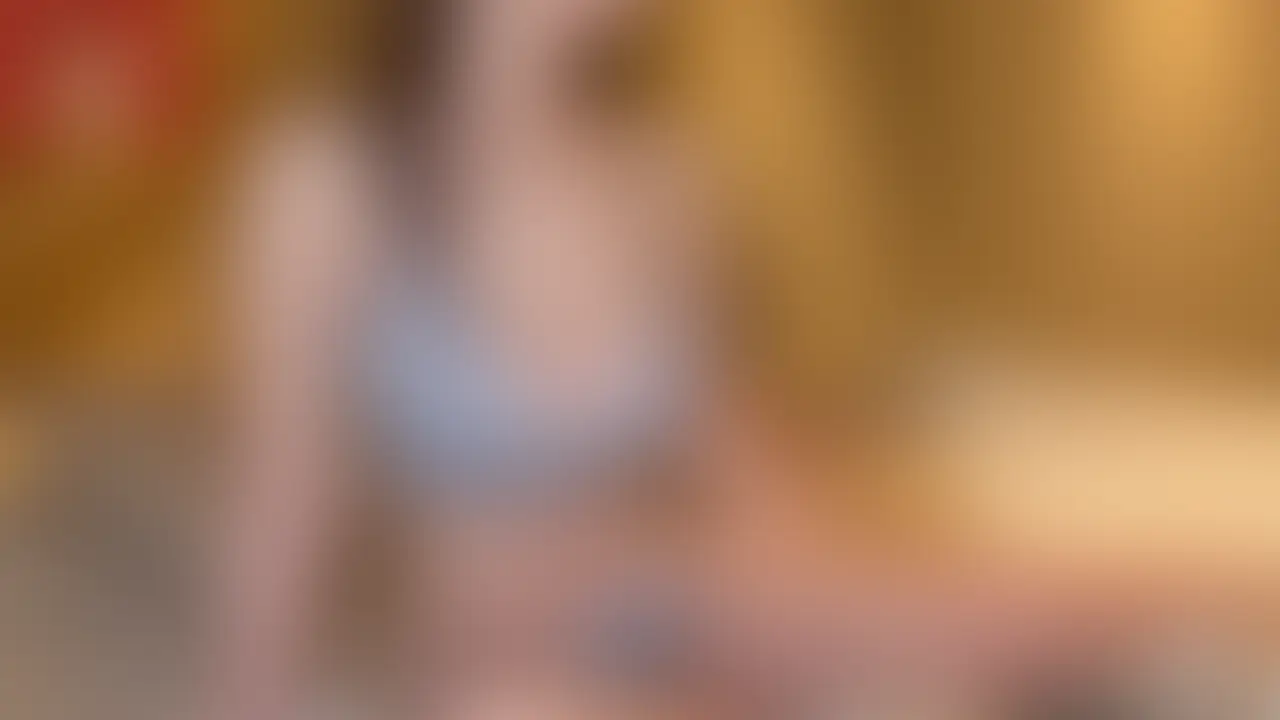 【エロすぎる細身巨乳人妻のHカップおっぱいを好き放題弄ぶ】
別投稿でシーンごとのサンプル画像を投稿してるのでご覧ください。
細身巨乳の人妻ミカさんのHカップおっぱいを存分に楽しむ回です。
最初はブラを着けさせたまま身体中をフェザータッチ。これだけでもミカさんはどうやら興奮している模様。
次はブラの上から揉んだりもしておっぱいが触られていること、そしてさらに激しくなっていくことを身体にわからせていきます。
そして肩にかかっているブラの紐を外し始めます。
個人的感想ではありますがこの瞬間がすごくエロくて好きです。
ブラを外されて恥ずかしがる姿や、やっとご対面できるおっぱいがチラチラと見えるからです。
この段階からじわじわと乳輪の上部を触っていって乳首をいじられるゾクゾク感を味わってもらいます。
ブラを完全に外してからは徹底的に乳輪をいじめていきます。
こうすることでミカさんは早く乳首をいじって欲しくてしょうがなくなりなります。
しかし、それでもまだ乳首はいじりません。
乳輪を焦らして焦らしてからの乳首、感度は抜群です。
下から上へ指を動かすと大喜びしてくれて乳首はコリコリになります。
あとはつねるなり弾くなり好きなようにさせてもらいました。
最後はビンビン乳首をいっぱいおしゃぶりさせてもらって大満足です。
また美味しいおっぱいをいただきます。 (2/2)