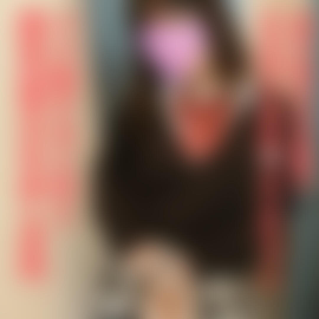 19歳保育士を目指す女子短大2年生えりかちゃん♥パパ活する○○○と問答無用の中出し交尾【個人撮影】
💖🩷🧡💛💚💙🩵💜🤎🖤🩶🤍💖
パパ活女子を相手に、性欲処理としての交尾を繰り返す男の記録。今回の相手は19歳で保育士志望のえりか。金目当てで家に来た彼女を玄関先から弄び、ノーパンでパイパンの身体を露わにして弄ぶ。Dカップの胸を揉み、キスやクンニ、仁王立ちフェラで従わせ、そのまま玄関でバックから生挿入。避妊を求めるえりかを無視し、生の快楽を優先して中へ。
ベッドに移っても電マ、フェラ、再挿入と行為は続き、正常位で一度目の中出し。抗議されても構わず、精液まみれの膣に再挿入し、騎乗位・バック・正常位で快楽に溺れさせる。従順になったえりかは自ら腰を振り、快感に支配されていく。最後は再び鬼ピストンの末、二度目の中出し。溢れた精液すら掬って押し戻し、妊娠を意識させる言葉を残して終わる。
不届きなパパ活女子は使い捨てと割り切り、後始末は他人任せ――そんな歪んだ支配と欲望の記録。 (2/2)