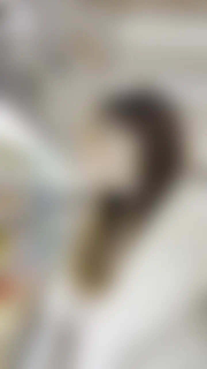 【🔥⚠️3日間限定公開！衝撃の第4弾！ついに…あの姉と…！？⚠️🔥】待望の第4弾！完全新作新作動画です！先日、家族で温泉旅行に行ったときのものです。もちろん例の姉もいますw

一見楽しい普通の家族旅行に見えるかもしれません。僕たちもそう思ってました(笑)でも…⚠️この日の夜…ある事件が起こります⚠️久しぶりの家族旅行、今回の旅行は両親に温泉で日頃の疲れを取って欲しくて親孝行のつもりで、姉と一緒にバイト代をコツコツ積み立てて両親にプレゼントしました。両親もすごく喜んでくれて、ほんとに良かったです。久しぶりの家族旅行で僕たちも楽しくて、姉も僕もついお酒を飲みすぎてしまいました。昼に現地に着いて、強くもないくせにお昼からずーっと飲んでいたので、それはもうベロンベロンで…wその日の夜…布団に入ってバタンキューしてたら…なんと僕の布団に姉がモゾモゾ入ってきて…！？ついに…！？ (2/2)
