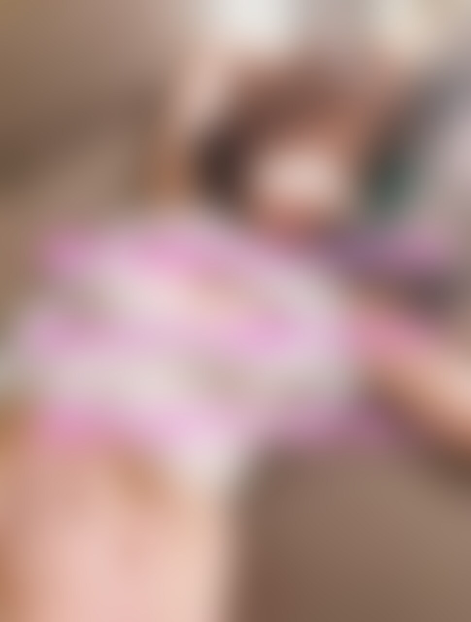 昨日載せた寝てる奥さんにイタズラしてる動画の続きです😆
まずは奥さんのブラをズラして乳首で遊びます😍
さらに奥さんの手で僕のアレを触ってもらって、先っぽをコネコネしてもらったら僕の汁が糸を引きました😍
さらにアレで奥さんの乳首で遊んだ後に奥さんのパンツをズラしてアソコを接写します😍寝てる間にアソコをみんなに見せられてるなんてなんてエロいんでしょう😍
そして奥さんにクンニをプレゼントしたら声が出てきました😍
さらにイタズラはエスカレートするのですが、もう17分の動画になってしまったので続きは後編です😆
かわいい奥さんのエロい姿を見てください!
いいねもよろしくお願いします😆 (2/2)