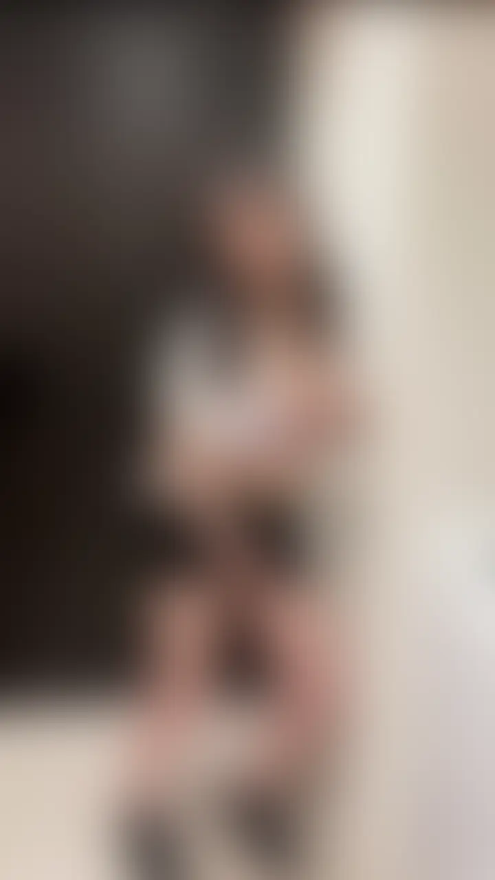 右上の「♡いいね」押してから見てくれると嬉しいです🫶
※本編は20秒からです🫶

,,,,,,,,,,,,,,,,,,,,,,,,,,,,,,,,,,,,,,,,,,,,,,,,,,,
初めまして.ᐟ .ᐟ
むちこ🍑 です💭

こないだ面接した会社のインターンに最近は参加させて
もらっています！👩‍⚕️💰
すっごく大変だけど、やりがいはあります！

教えてくれる先般社員さんもみんな優しくて
楽しいです！
最近気づいたんだけど、会議室でひとりにされると
すっごくムラムラしちゃうの〜、、、

ということで、、、
急いで帰宅して、たまらず玄関でオナニーしちゃいました😇

----------
むちこ🍑
Cカップ
大学1年性 (2/2)