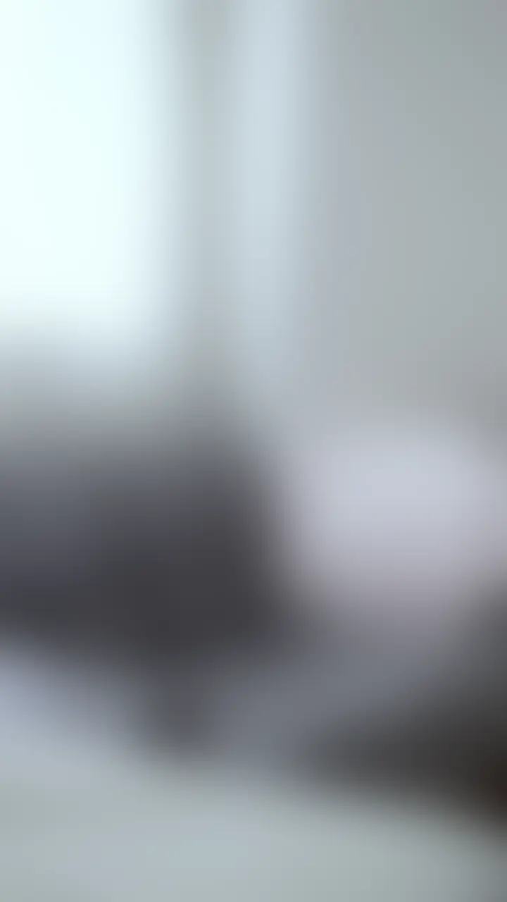 みんな～とろちゃんの最新動画だよぉ♡
今日は大好きな白いフリルたっぷりブラウスに大きなリボン
黒の薄～いストッキングに白レースガーターつけて
灰色のソファに座っちゃったの…
最初は恥ずかしそうに太ももを擦ってたのに…
すぐにふとももの間が熱くなって
指でクリちゃんをこりこり触ったらすぐびちゃっ♡ って愛液が溢れちゃって…  
黒ストのレース部分がぐっしょり濡れて
太ももにまでぬるぬる伝ってきちゃうの… 
 はしたなく脚をM字に広げて
指をずぽっ♡ ずぽずぽ♡ って中に入れてピストンしちゃったら、
おまんこがきゅうきゅう締め付けてきて
びくびくって身体が勝手に跳ねちゃう…♡  
先っぽから透明なお汁がぴゅっぴゅっ♡ って出て止まらなくて、
最後は脚をガクガク震わせながら
「おほっ♡ おほおっ♡」って可愛い声出して、
全身びくんびくんさせてお潮いっぱい噴いちゃいました…  
黒ストがてかてかに光ってるのと、指がぬるぬる動いてるリアル音
全部入ってるよ～とろちゃんの恥ずかしいオナニー
じっくり見て興奮してね♡ (2/2)