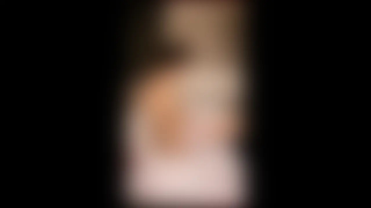 「一度じゃ、足りなかったみたい。」——再訪した事情アリアリな女性2人のコスプレバチボコ記録。
「また、あの衝撃をください」 一度では満足できず、理由を作って僕の元へ戻ってきた2人の女性。 その「依存」の証拠と、加減なしの蹂躙で汚れていく衣装の記録を1本にまとめました。
■ 収録内容 01:婚活女子りな(30歳) 「婚活で会う男じゃ、物足りなくて…」 真面目に婚活中の30歳。新幹線に乗ってまで、僕の「バチボコ」を求めにきた。 清楚な大人の女性が、脳を揺らす突きに翻弄され、白目を剥いて絶頂するギャップを収録。
■ 収録内容 02:女子大生かな(20歳) 「彼氏との最中、あの痛みが欲しくなった」 4年連れ添った彼氏がいる20歳。日常を守るためのガス抜き、そんな言い訳で僕を頼ってきた。 一途な彼女が、スパンキングの熱に喉を枯らし、彼氏には見せない姿が露わに..。
おろしたてのコスプレ衣装が汗と体液で汚れてく様を是非ご覧ください。 (2/2)