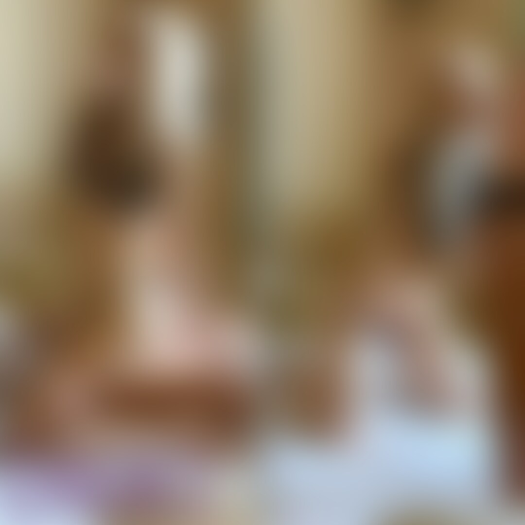 【value】
以前に投稿した今年最初のラブホ不倫セックスの別アングルです。以前投稿分は、前編と後編にわけましたが、こちらはセックスシーンを中心に通して編集しています。角度が違うので、光の当たり方も良く、ものすごく映像が綺麗に撮れています。このアングルはより一層倖田來未に似てると不倫相手から言われました。一心不乱に腰振り騎乗位していますので、抜けると思います♡
【撮影の裏側】
新年最初の不倫相手とのセックスでした。この日は、私の出張先と、不倫相手の出張先がたまたま同じでした。
私は、午後から会議が入っていたので、午前中早めに時間を作ってもらい、ラブホに集合しました。
もう、本当にラブホのフロントで待ち合わせでした(笑)
フロントに人が居るタイプのラブホだったので、絶対不倫だなと思われたと思います(笑)
不倫相手が、年末年始の番組で、メイク濃い目のギャルを見てムラムラしたとのことだったので、今日はギャルメイクでというリクエストがあり、それ用の化粧とウィッグを用意してホテルに入りました。
私からのリクエストは、初夢が部下のギンギンちんぽを個室でフェラする夢で、起きた時におまんこびっしょりだったので、それを再現するために、まずは個室でフェラさせてもらいました。お口の中に大量に精子いただきごっくんして、タンパク質補給完了。
実は、最近部下のおちんちんが気になっています(笑)でもそれは不倫相手には内緒です。
その後、お風呂で手コキしたり、ベッドでセックスして中出ししたりと、ホテルを満喫しました。
途中、旦那から電話がかかってきて、「会議前にごめん、少し大丈夫?」とたわいのない話題を振られましたが、正直言ってこちらのほうがごめんなので、優しく対応しました(笑)
さすがに、中出しした精子が会議中に流れ出て、股の辺りから精子の臭いが会議室に充満すると気まずいので、しっかりと洗い流しました。
前日の旦那の中出し精子はそこまでしっかり洗ってなかったので、もしかしたらおまんこの中で旦那の精子と不倫相手の精子が混ざりあったかもしれません(笑)
セックス中にはそんなことも想像しながら、興奮がさらに高まっていました。
不倫相手のちんぽには、私のまんこの中に残っていた旦那の精子が絡みついていたかも(笑)さすがにそれは申し訳なさすぎる(笑)
まぁ、気付かなければ大丈夫!
この日も満足させてもらいました。
今年最初のセックスは旦那で済ましていたので、私は初セックスではなかったのですが、不倫相手は奥さんとはしてなかったようで、今年の童貞をいただきました(笑) (2/2)