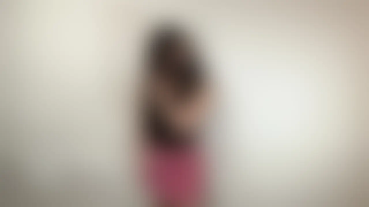 女子社員のオマンコ汁がたっぷりと染み込んだ黄ばんだパンティーが大好きな私ですが、定期的にオマンコ臭香る生脱ぎパンティーを欲するときがあります。 あのビラビラのオマンコがずっと触れていて新鮮なオマンコ汁が染み込んでいるパンティー を想像するだけで股間が熱くなります。 女性がトイレに行ってオシッコした際に拭き残したオシッコが染み込んでいるクロッチ。 遊んでいる時、仕事をしている時にオマンコから出てくるオリモノが染み込んでいる クロッチ。 ああったまりません！！！ そんな欲望にかられたときはＳＮＳで売っている子を見つけては交渉。 撮影するのもお願いすると謝礼は高くつきますが、自分のオナニーライフを楽しむため には仕方がありません。
今回も出張の時に前もって見つけていたギャルママ。
会った時から終始不機嫌。と言うか怖い。
でも前もってパンツを購入したい。
撮影もさせてもらいたいとお願いしていたので私も負けずに強気で行きます。
ブラとおっぱいを見せてもらい、メールでのやり取りの際には触ると言っていないのに、
おっぱいを触らせてもらいます。
それくらいの謝礼を払っているんだから胸ぐらいいいでしょ。
ギャルママのパンティーは想像通りＴバック。
くっさいオマンコのビラビラが触れていたクロッチは最高に臭かった。
家でおじさんの精子をたっぷりかけて楽しませてもうからね。 (2/2)