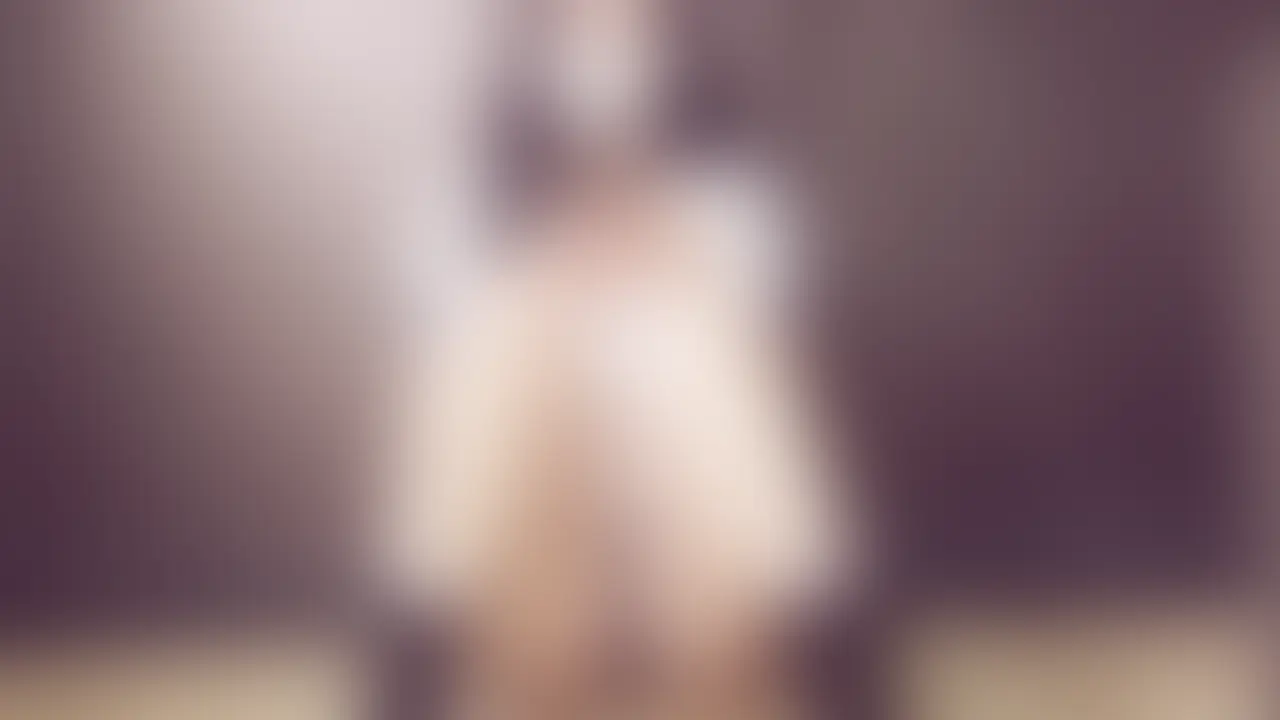 [mei 妄想#014] 「先生、ちゃんと見てますか？」——ブルマ姿のまま、視線を受け止めて


出版社で編集アシスタントとして働くmei（めい）、26歳。
担当する人気作家・Yに同行して“レンタルルーム取材”に付き合うことになった。

「作品のリアリティを高めるため、衣装を着てほしい」
「撮影も資料の一部なんだ、もちろん原稿に反映するよ」

それが、彼の常套句だった。

meiは編集者として断れず、渋々応じる。
——でも、どこかで期待していた自分にも気づいている。

レンズ越しにのぞく作家のまなざし。
次第に演じることに没入していく自分。

——————そして、フィクションのはずだった“原稿”が、meiの現実と重なっていく。


meiは、Tシャツとブルマ姿のままソファに座っていた。
静かに脚を組み、少しだけ前屈みになると、
視線の先にある“レンズ”を、まっすぐに見つめる。

「…先生、今のカット、どうでしたか？」

それは確認の言葉のようで、
どこか誘うような響きを帯びていた。

meiはもう知っている。
「撮られる」ことは、ただの資料提供ではない。
この“姿”が、物語の温度を決めるということを。

シャツの裾から伸びる脚、ブルマに沿うライン、
ごく自然な仕草のなかに、彼女は確信的な“間”を生み出していく。

——“見られる”ことを、楽しむように。 (2/2)