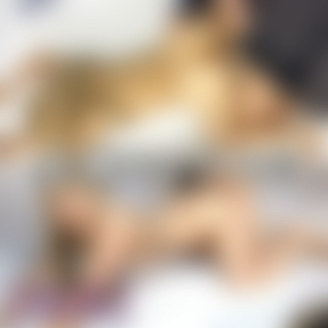 【value】
不倫相手とのセックスするためだけの部屋でハメ撮りしました。
おもちゃでほぐしてもらってからのちんぽを口いっぱいに頬張り、ラストはバックで中出しです。
お手頃おっぱいと尻肉が揺れまくっています。
最後は中出しおねだりしてフィニッシュ。
私にはめずらしく全裸セックスですので、体型がごまかしきれていませんが、お楽しみください。

【撮影の背景】
この日、私は○○○と旦那に対して朝からとてもイライラしていました。
特に旦那。
前日仕事が遅かったので、旦那を起こすのが少し遅くなったら、「もっと早く起こせ！」と切れられました。
こっちも仕事で疲れてるし、早く起きたいなら自分で起きろ！と思いながらも、「ごめんごめん、急いで準備するから」と、旦那をなだめながら朝の準備をして送り出しました。
でも時間が経つにつれてイライラがこみ上げてきました。
その時、このイライラを抑えるためにはセックスしかない！と思い立ち、不倫相手に即連絡しました。
「今日仕事抜けれない？」
「少しだけなら・・・」
よし！ちんぽレンタル確定ｗ
その瞬間イライラはすぐに静まりましたｗ
やはり性欲発散は家庭円満につながるのだと実感しました。
そして、動画撮影・投稿することで皆様の性欲の発散をお手伝いまでできて一石三鳥です。 (2/2)