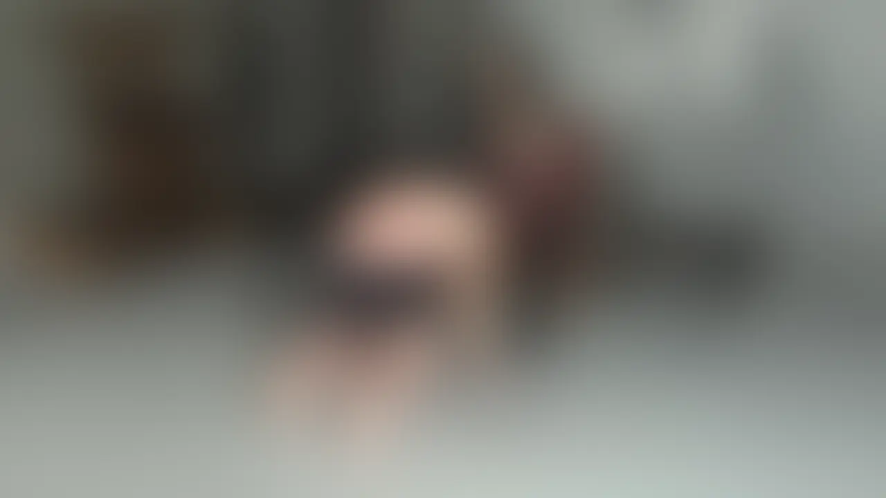 妖艶な女王様のお尻に顔を張り付けられるM男。
女王様のお尻に顔が密着するハーネスを装着されたM男は
お尻が行く方向に着いて行かなければならない。
動きが遅いと乗馬鞭でお仕置きされてしまうので
男は必死に這いまくる (2/2)