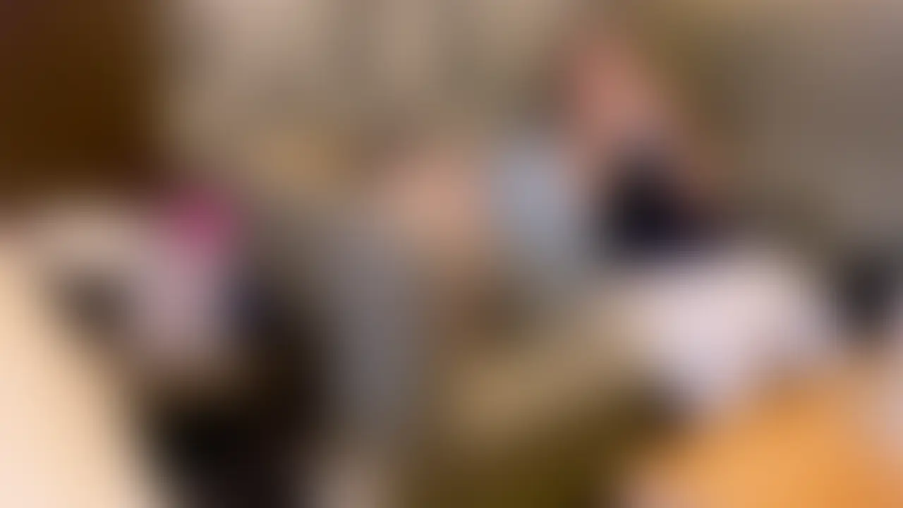 付き合って3ヶ月。彼氏は優しくて人としても大好きという一番楽しい時期。そんな幸せの絶頂にいるはずの26歳。おしゃべりが大好きでちょっと寂しがり屋などこにでもいる普通の女の子。
普段から彼のことばかり考えてしまうくらいすごく一途で健気だからこそ、心の中に芽生えた小さな歪みにずっと一人で悩んでいたみたい。誰にも言えない秘密の葛藤を抱えてました。
「本当はいけないことなのに……」ってギリギリまで本気で悩んで躊躇していたはずなのに、結局2回戦しちゃいました。
大好きな彼氏を裏切った代償。そんな危うさと人間らしさが詰まった、理性をバチボコに破壊し尽くされて変わっていく。 (2/2)