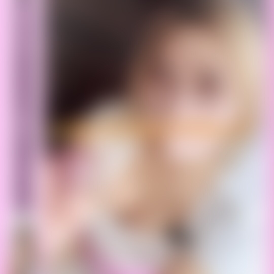 【撮影会中に誘惑!?】カメラマンさんおっきくなっちゃったから…♡濃厚ごっくん対応💖
撮影会中、ノリのいいギャルがポージングを決めてたら…
カメラマンさんが明らかに興奮してガチ勃ちに…！👀💥
それに気づいたギャルがニヤッと微笑んで、
しょうがないな〜スッキリさせてあげよっか♡

💋 そのまましゃがんでフェラ開始！
じっくりねっとり舌使いで、先っぽから根本までぬるぬる…
最後は口の中でびゅるるっ…濃厚射精💦

画角　　手持ちアングル (2/2)