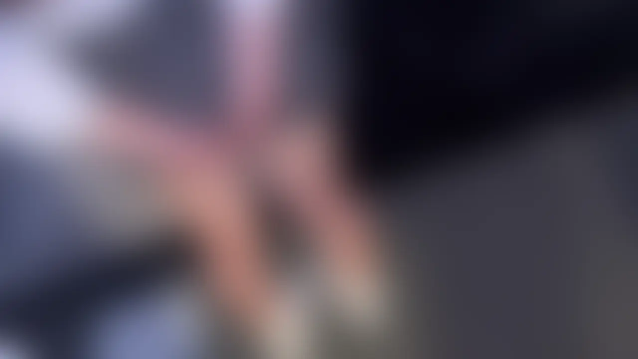 【短小チンコVSデカチンコどっちが気持ちいいか対決】 合法○Kを短小チンポで焦らした後にデカチンをブチ込んだら脳のネジが弾け飛んだ件
教科書でパンパンになった重たい指定バッグに、ちょっとお高めのキーホルダーをジャラジャラ揺らしながら歩いてる一軍合法○K
普段はローファーのかかとを潰してだるそうに歩いているらしく、放課後そのまま直行で少し汚れているのがリアルすぎてエロい
ご飯からの家デートで
からかい半分で
「元カレってこれくらいだんたんでしょ?」と、8cm〜10㎝チンコを試してみ事に。
放課後のムラムラが限界だったのかそれだけでも意外とトロトロに……。
その途中でデカチンをイキナリ挿入したら
「おおぉ…っ!」「やばこれ。。」と白目を剥いてガチ鳴き!
「もー!無理!!」って半べそになるくらい1発目からベッドが水浸しになるほどの潮吹き&ハメ潮!!
そこから、短小チンディルドと巨根を交互にハメたら、意外とどっちも気持ちいいのか感度が良好
それぞれ反応やイき方が違くて興味深かったです!
ビックリしたのが翌日の昼間の退屈な授業中、机の下で昨日俺とエッチした動画を見返しては、頭の中を僕のことで一杯にしていたらしく
なんと自ら「今日もしてほしい」と連絡が。。
1日目で完全にガバガバに開発されてしまった身体は、もはや触れられるだけで潮を吹きまくってエロすぎました (2/2)