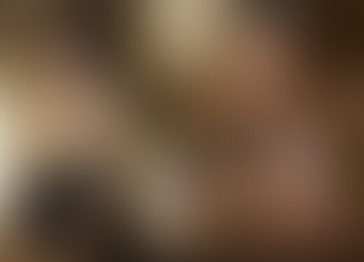 この子はおそらく20歳前後の学生でした。

愛嬌たっぷりのかわいいお顔に透き通るような白い肌が非常に美しいです。

まずはいつも通り背面をオイルたっぷりでマッサージしてあげます。

座らせて後ろから入念にお胸のマッサージ。

若干動揺している様子でしたが、私の流れるような乳房マッサージに素直に身を任せてくれます。

バランスの良い大きさで柔らかくもハリのある乳房の乳腺に沿って老廃物を流していきます。

「ちょっと恥ずかしいですね…ｗ」とハニカミながらも、乳首に指がこすれる度にどんどんと硬く勃起してくるのが分かります。

両方の乳首をオイルで優しく擦ってあげると、身体をビクビクと反応させながらウットリとした表情になっておりました。

仰向けに寝かせてからさらにお胸の形を整えつつ、鼠径部のリンパもゆっくりと流してあげます。

少しずつ中心部に指を近づけて股間の際を撫でさすってあげると腰をガクガクと震わせながら恍惚とした表情に変わっていきます。

紙パンツの中に手を突っ込んで両側の鼠径部を内側からマッサージしてあげながらさりげなく中心部を少し触ってみると既に愛液がぐちょぐちょに溢れ出しているではありませんか。

身体をビクンと跳ね上げながら徐々に吐息が荒くなっていき、濡れてしまっていることを指摘すると恥ずかしそうに顔を隠しながら照れ笑いを浮かべておりました。

素直で敏感なとてもかわいらしい子でしたのでサービスの一環としてオイルと愛液でぐちょぐちょに濡れたクリトリスをピンポイントで刺激してあげます。

さらに膣内に指を挿入してクリを同時に弄ってあげると、気持ち良さそうな喘ぎ声が漏れ出してきて身体をビクビクと痙攣させながら絶頂してしまったようでした。

ビクビクと余韻に浸りながら恥ずかしそうに笑う彼女がとても愛らしかったので、優しくキスをして舌を絡ませてあげます。

ビンビンに勃起した○○○を口元に近づけると嬉しそうに笑いながらぱっくりと咥えこんでしまいました。

こんなにかわいくて若い女の子が私の○○○を夢中で咥えている姿がとても興奮してしまいます。

こうなってしまっては最後までお付き合いしてあげなければなりません。

挿入してあげようとすると「え…ｗいれちゃうんですか…？」と少し不安そうなお顔もしておりましたが、既にぐちょぐちょに濡れているアソコには何の抵抗もなくすんなりと奥まで挿入されてしまいました。

膣奥に擦り付けるように腰を動かてあげるといやらしく喘ぎながら快楽の渦に飲み込まれてしまっているようでした。

バックからも激しくピストンしてあげてから騎乗位になると、自らゆっくりと腰を動かし私の○○○の硬さや形を心の底から楽しんでおられるようです。

私も興奮してしまい最後は正常位で、お恥ずかしながら大量の精子を彼女の身体中に発射してしまいました。 (2/2)