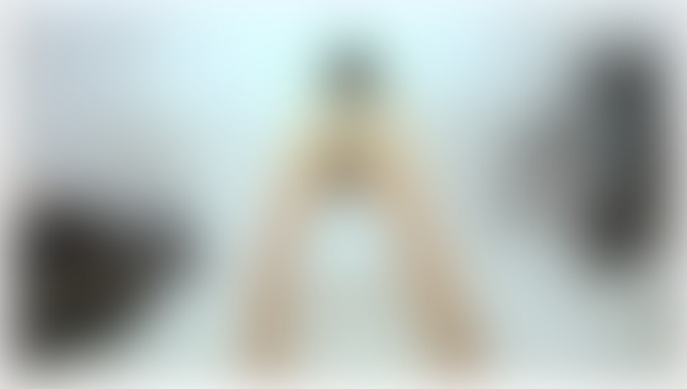 久しぶりに撮影に来てくれた女性にリクエストをお願いする。
エッチなカエルをハイヒールでお仕置き。
黒パンティーストッキングを破られる。
ハイレグの光沢レオタードで露出。
乳首を挟むチェーンと性器部分が微妙に露出されるSMボンデージコスチューム。
ムチでお尻を叩く。
紐レオタードでウォーキング。
性器の部分が隠れるリモコンバイブでモデル撮影。 (2/2)