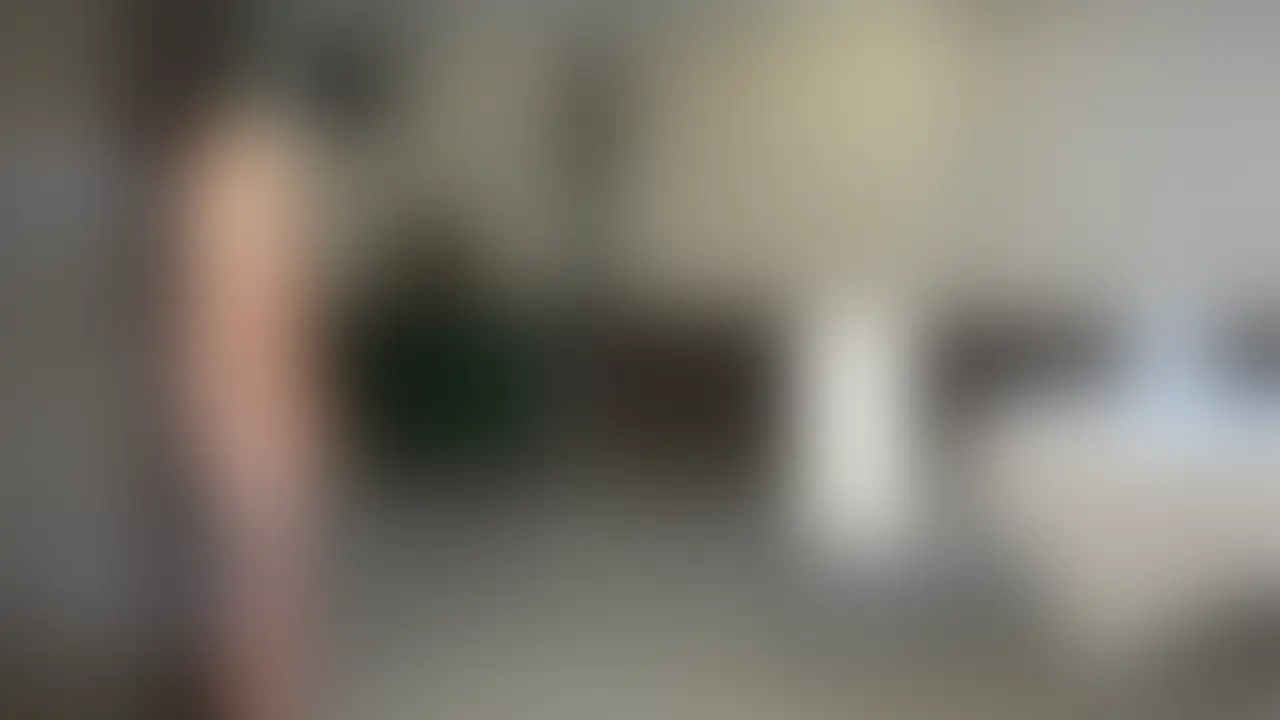 巨乳の痴女のオナニー鑑賞と手コキ。

M男が全裸で柱にラップで拘束され立たされている。
男がオナニーを初めると女性はコーヒーを飲みながら鑑賞する。
女性はM男の射精の瞬間
「おめでとう！アハハハ」と笑い、
手袋をして射精したばかりの男のちんこを続けて連続手コキする。 (2/2)