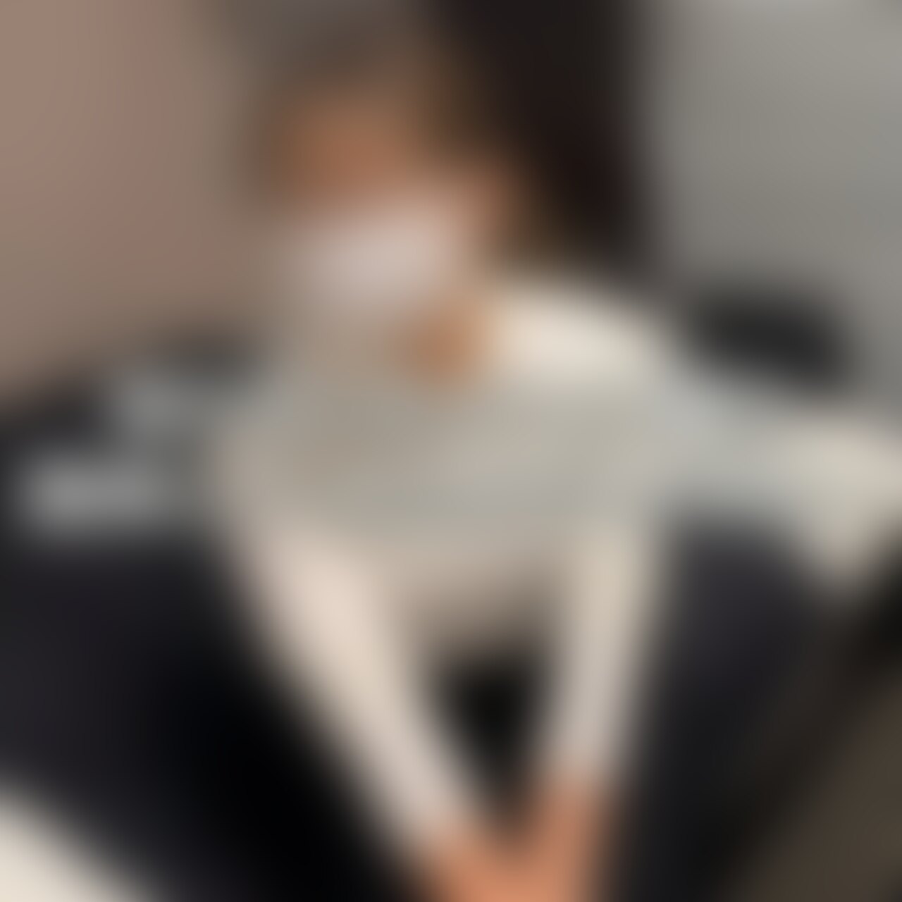 【知り合いのメンエスで働いている女の子がタダで施術してくれることになったので任せてたら、チ○ポ触り出してそのまま手コキ抜き。シャワー浴びてから、改めて結局SEX完了】
【マスク顔出し】(2時間7分)
今までメンエスって行ったことなかったんですが、知り合いの女の子がメンエスで働いているということで、施術してもらいました。
オイルで全身をマッサージしてもらい、鼠蹊部なんかを触られるのがゾクゾクして想像以上に気持ちよかったです。
そのまま紙パンツの中に手を入れられて手コキ。気持ち良すぎてそのまま発射してしまいました。
ただせっかく女の子と会ってそのまま終わるのも何なので、シャワーを浴びてから改めてSEXまでしちゃいました。 (2/2)