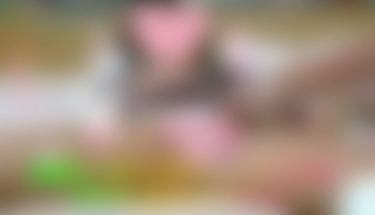 お世話になっておりますモモンガです
今回はモモンガ○○○リフレで暇してた女の子をラブホに連れ込みイタズラｗｗｗ
ご覧の通りルーズソックスを履かせパンツ丸見えの状態ｗｗｗ

そのモロ僕好みの恰好をさせピンクローターとバイブを駆使し「オモチャでイかせまShow♪」の撮影開始～
女の子もバイブやピンクローターが大好き！
オモチャもモモンガ○○○リフレでのオプションになっています♪
そのオモチャでパンツの上からイタズラすると直ぐ火がついちゃい良い声で喘ぐ喘ぐ！
この子ホント敏感でオモチャが大好き！

バックの姿勢でパンツの中オマ〇コに直ピンクローターが当たる状態でもう１つのピンクローターで遊んじゃったりｗｗｗ
そんな事やってるともうオ〇ンコがグチョグチョに！
それでも今回はパンツは逃がさずヌルヌルのオマ〇コをパンツの上からクチュクチュっと
もうこの子ヤバい状態で・・・
この後いったいどうなっちゃうんでしょうねｗｗｗ

そんな訳でその後のコギャルちゃんが濃厚ザーメンを注入されちゃう動画も編集し配信しちゃうのでお楽しみにしててくださいね～ (2/2)