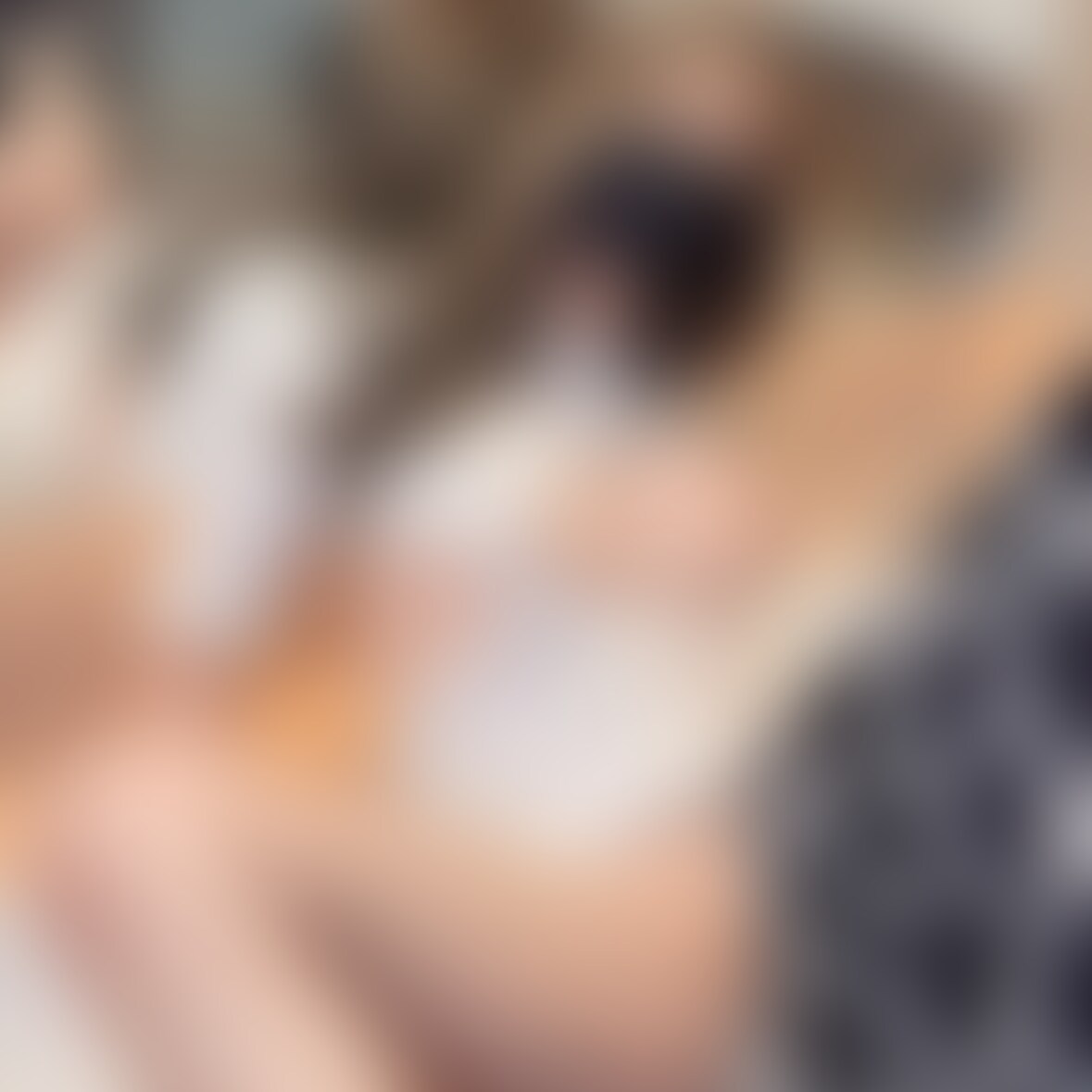 "洗面所でエロニットギャルとの濃密セッ〇ス♡
正面からバージョン♡
逃げ場のないセッ〇スっていいよね♡の回ですっ
まずはこれから○○○ してもらうおちん〇ん様に、おくちでしっかりご奉仕♡
できるだけやらしく、少しでもたくさんハメてもらえるようにフェ〇でオス媚びストローク…♡
準備万端のおま〇こ差し出して、いざ挿入♡
あったかいおちん〇がナカに入ってく感覚と、ゆっくりポルチオ突かれるの気持ち良すぎる…///
最初はゆっくり焦らすようなピストンだったのに、すいまに余裕なくなってきたのがバレてポルチオ重点ピストンに…♡
背中が鏡になってて逃げ場がないから、快感がそのまま伝わって意識飛びそうになった…♡
気持ちいいと笑顔になっちゃうすいまがおちん〇んに責められてるところ、目に焼き付けて👀" (2/2)