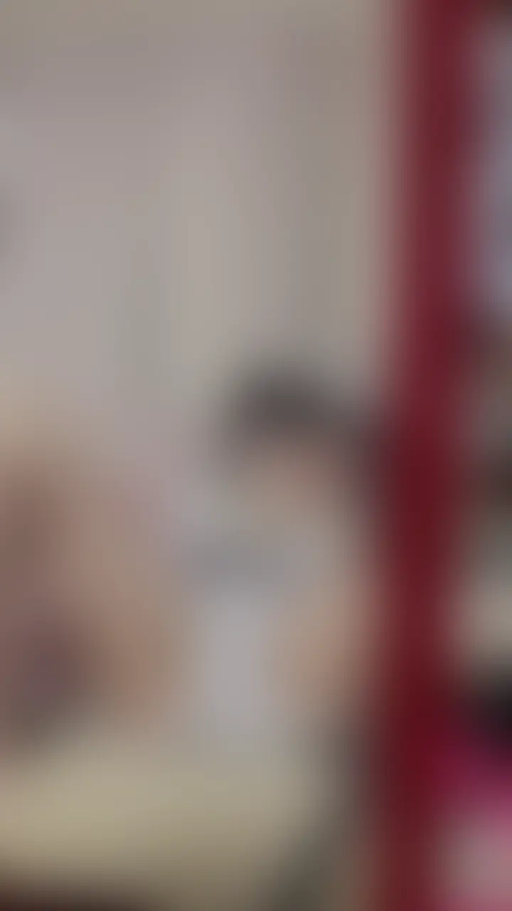 ネットで出会った男とスマホで会話してたら言葉巧みに誘導されて服を脱がされ自慰行為までさせられてしまう女性の設定
「あ、もしもし、初めまして」
「お休みの日ですか?お休みの日は友達とカフェに行って・・・」
など何気ない会話から始まる。
途中で胸のサイズを聞かれても軽く話をかわそうとするが
男はエッチな会話に持っていこうとする。
女性も断り切れずに服の上から胸を揉んだりして徐々に恥ずかしい要求を受け入れていく・・・
「全然濡れてないです・・・全然興奮してないので濡れてないですよ・・・あん・・・」
「普段?おまんこなんていじらないですよ・・・」
「この音ですか・・・この音はちょっと・・・分かんないです・・・アン・・・」
最終的にはまんまと男性の話術にハマってオナニーで絶頂させられてしまう女性
10分23秒 (2/2)