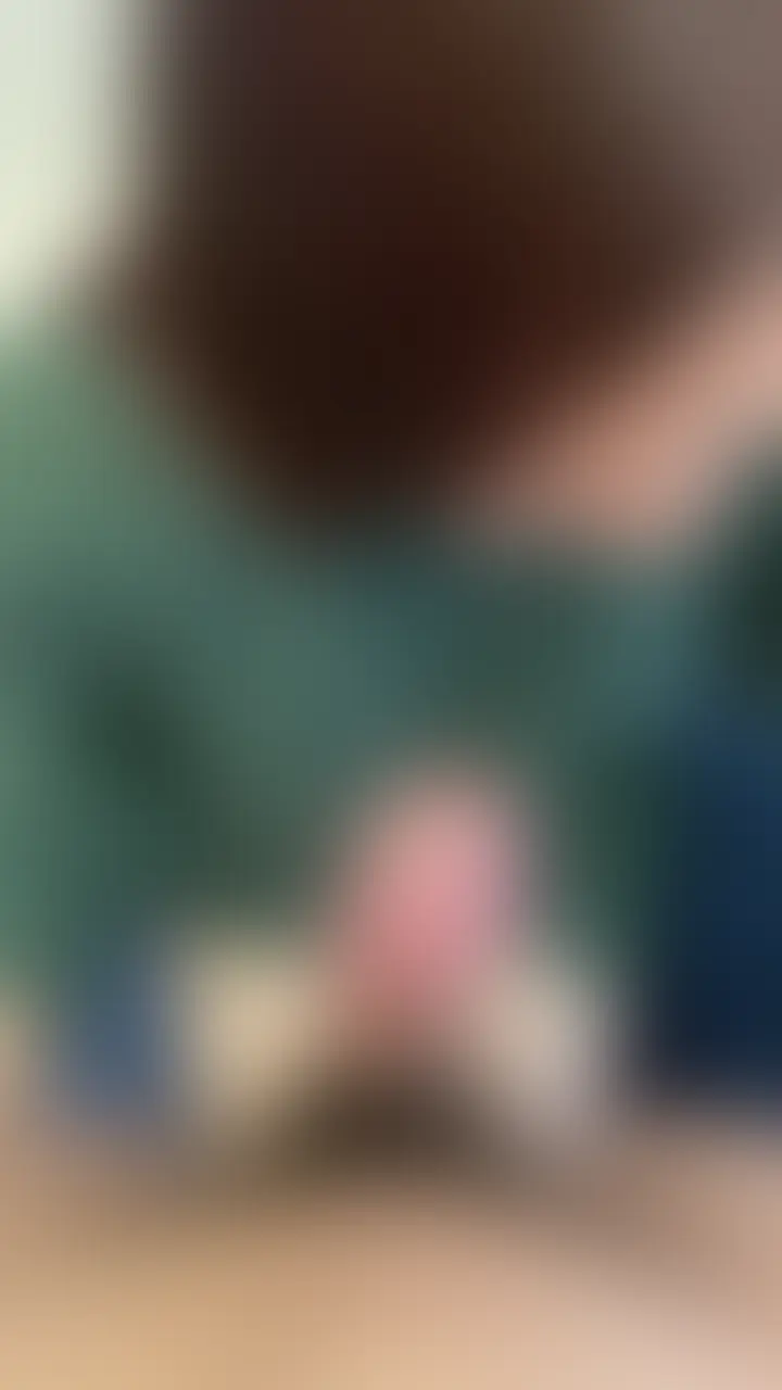10歳以上年下の後輩新入社員と休日に生ハメ三昧!
去年の4月から入社してきた7ちゃん。
飲み会後のカラオケでみんながいるにも関わらずエロがってきたので、「そういうことなら」と抱きました笑。
聞くと年下の大学時代の後輩と付き合っていたが、エッチが痛いだけだったと…
と言いつつ、積極的な7ちゃん。
フェラも献身的で丁寧。
顔につくのお構いなしで裏筋をぺろぺろしてくれなんて、フェラ大好きじゃん笑。
身体も意外とエロめ。
くびれててお尻が大きいのは尻フェチからしたらたまりません!
バックしてるとハリのあるパンパンという音。
彼氏とは違い、前戯多めにしたので穴の中も大洪水。
しかもかわいい声で鳴きます。
…思わずオナホ扱いしてしまいました笑。
こっちの気持ちよさ優先で鬼ピストン。
このまま中出ししてやろうかなとも思いましたが、流石に理性が勝ち、直前で抜いて背中にぶっかけ。
お掃除フェラも当たり前のようにしてくれます。
しかも長めに。
動画はここまでですが、この後暗くなるまでヤったのは言うまでもありません。 (2/2)