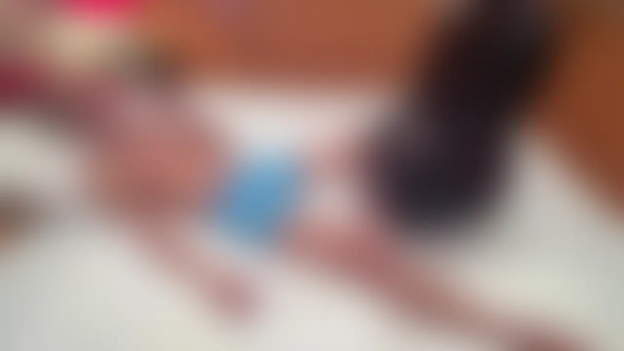 別アングル2 / 美女りなちゃん 第9弾 CAコスプレ!大量のローションで足コキ・太ももコキ・手コキフェラで骨抜きにされる焦らしと淫語のエッチなオナサポ
アイドル並みのルックスと、表情豊かで小悪魔りなちゃん。
CAコスに、黒パンストのお姉さんルックで、言葉責め悶絶プレイ。
早速のフェザータッチの時点で、ギンギンに。
「すごい〜❤️ギンギン」
「溜まってるね?何日分?」
指先や手の平でこねくり回したり、乳首とカリの先っちょを合わせて擦ったり、柔らかい舌先でペロペロ舐めたりと色々な形でせめられます。
「脚でもやって欲しいでしょ?」
「魔法のものを持ってきたよ。気持ちよくなっちゃうやつ。伸びる伸びるわーすごいわーエッチだね〜❤️」
「すごいパンパンだよ」
そして、そこからの添い寝の太ももと手コキ。
ツバやローションでヌルヌルになり、赤くパンパンに膨れ上がった亀頭は最早成す術なし・・・。
「イキたい?仕方ないな〜。ちゃんとイクときいうんだよ」
「すごいいっぱい出てる〜。まだ出るの!?w」
最後は我慢できずに、ヌルヌルの手で大量射精。
りなちゃんの小悪魔な言葉責めもあり、悶絶必至でした。 (2/2)
