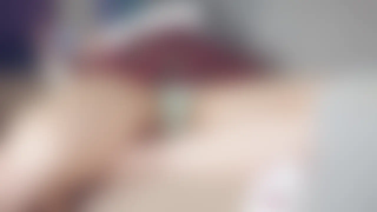 [ai 妄想#010] ダンスレッスンのあと、ソファでゆっくり体を休める時間


ai、20歳。
地方を拠点に活動しているアイドルで、ダンスや撮影のレッスンを重ねながら日々経験を積んでいる。

この日はダンスレッスンを終えて帰宅した夜。
体を動かしたあとの疲れが残るまま、ソファに体を預けてそのままごろりと横になる。
一日頑張った体を休めるように、静かな時間が流れていく。

誰にも見られていない家の中だからこそ、
気を張らずに過ごせる自然な姿。
レッスンの緊張がほどけていく、ゆったりとしたひととき。 (2/2)