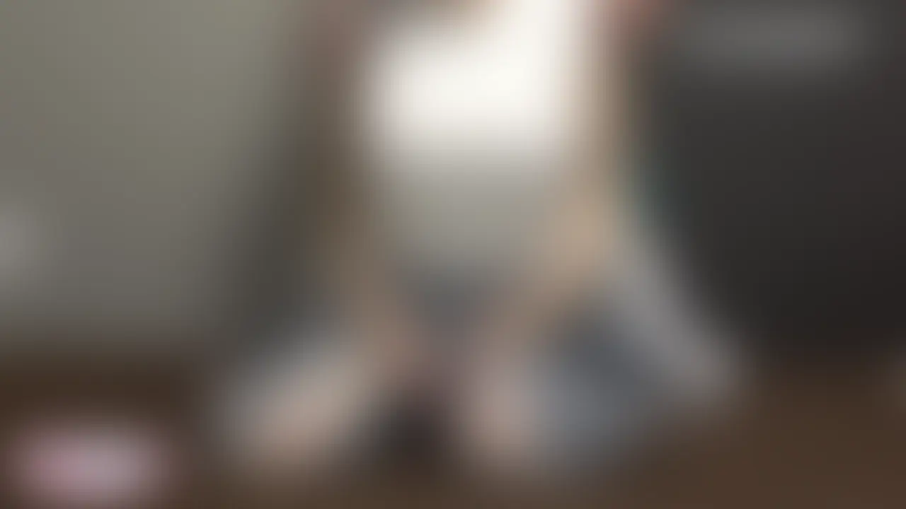 【オイルマッサージ】
オーバーオールを着て先生の所へ向かいました。
部屋で待っていると先生が来ました。
久しぶりだったのでドキドキ…。
オーバーオールのサスペンダーを下ろし両手を上げると「透け乳首」が…。
ブラを着けずに来たのを先生にバレて恥ずかしかったです。
衣服を脱がされ、おっぱい丸出し。
モミモミされてオイルを塗られマッサージ開始。
先生の施術、普通に気持ちいいんですよね…ホントに。
先生、お尻の穴がお好きらしくいつもいじくられます。
私も嫌いじゃないから「ダメ」とか言って焦らしてるけど…興味津々。
アナル丸見え‼
マッサージ終えたら拭いてもらってクンニ、挿入。
仰向けでのマッサージを終えたら拭いてもらいクンニ、挿入。
その繰り返しで気持ち良くしてもらっちゃった。
フェラ、バック、騎乗位、正常位といっぱいしてもらって今回は、ぶっかけてもらいました。久しぶりだったから感度が上がって気持ち良かったです(笑)
I put on my overalls and headed to the teacher's place.I was waiting in the room when the teacher arrived.It had been a while, so I was excited...I pulled down the suspenders on my overalls and raised my hands, revealing my nipples...I was embarrassed when the teacher noticed I hadn't been wearing a bra.My clothes were taken off, and my breasts were exposed.They were kneaded, oil was applied, and the massage began.The teacher's treatment just feels so good...really.The teacher seems to like my asshole, and he's always playing with it.I don't mind it, so I keep telling him "no," but he's very interested.My anus is completely visible!!After the massage, he wiped me down, performed cunnilingus, and then penetrated me.After the massage with me lying on my back, he wiped me down, performed cunnilingus, and penetrated me.He repeated this process until I felt great.He did a lot of blowjobs, doggy style, cowgirl, and missionary, and this time he even came all over me.It had been a while, so my sensitivity had increased, and it felt great
☆動画時間75:55 (2/2)