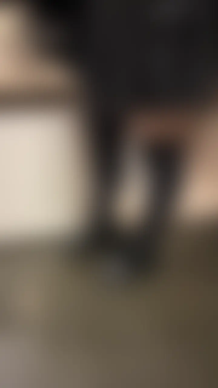 【本編】ニーハイで踏み活する可愛らしい学生(20)にチンポ踏まれて我慢汁射精
XのDMで連絡をくれたのは、踏み活歴1年のりな様(@Rina_0518___)
お小遣い稼ぎで踏みをしてる素人の可愛らしい学生さん。
でも、彼女はこれまでに100人以上のM男たちを足で踏み潰してきたとのこと。
「100人、踏んだかなぁ」
そう言いながら、ニーハイブーツを履いたまま、無言で目の前に座る。
まずは軽めの電気アンマからスタート。軽いと思ったのは最初だけで、すぐにグリグリと本気の踏み圧が始まる。
笑顔の裏にある“容赦なさ”がじわじわ伝わってきて、徐々に表情も曇っていく。
やがて靴を脱ぎ、素足で顔面とチンポをじっくり踏み分けながらコントロール。
足裏がピタッと吸い付くようにチンポを押さえつけて、動けない状態でぐりぐりされる。
我慢しようとすればするほど、溜まっていた我慢汁が止まらなくなり、ついに耐えきれず射精を迎えてしまう…
リアルな踏み活の一部始終をどうぞ。 (2/2)