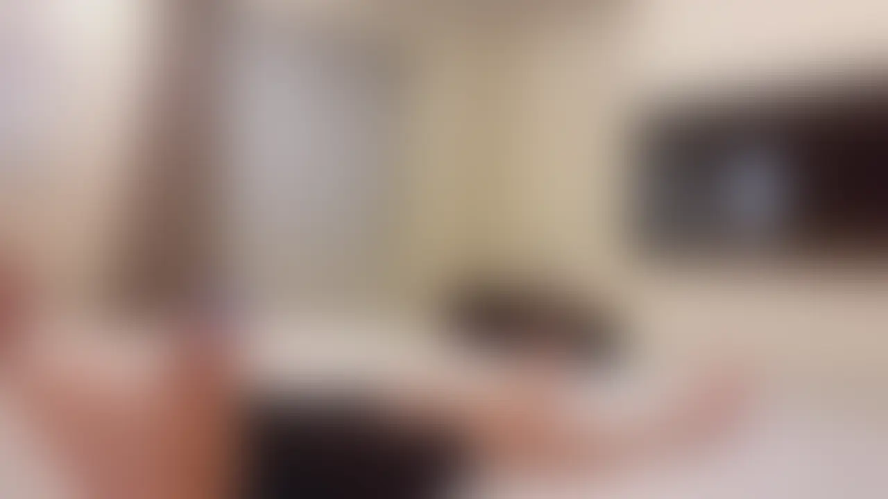 九州から抱かれにきた純情ギャル18歳こなつちゃん。こっそりゴム外し中出しで種付け東京旅行を満喫。
校則が厳しかったので反動で金髪にしちゃったけど、中身はまだまだピュアなこなつちゃん。東京の人の多さに具合悪くなりそうだった、とのこと。
地元の同世代の友達に差をつけたいらしく、ブランドもののバッグを頑張ってメルカリで買っているそうです。
さらに性体験でもマウントを取りたいとのことで、密会に応募したのだとか。
田舎出身だからって甘くみられたくない!という気持ちが先行しているのか、シャワー浴びたらいきなり馬乗りでキスしてくるこなつちゃん。ちなみにカメラはシャワー中にこっそりセットしてます(2台)
これまでえっちは彼氏一人だけとのことですが、Fカップの美巨乳とS字くびれが美しいカラダは感度抜群。特に電マがお気に入りのようです。
最後は布団かぶせた状態で視界を奪い、ゴムを外して中出し。音が出ないカメラアプリを入れていたスマホで主観アングルもゲットできました。 (2/2)