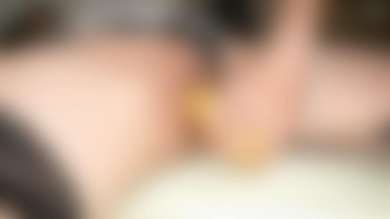 足を開いたメイドのおまんこに、野菜を突っ込まれる。 (2/2)