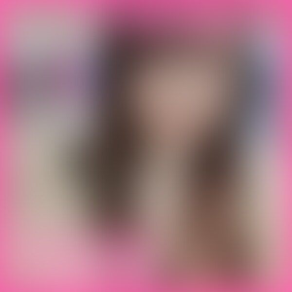 絶対チンポを離さないG乳セフレをハメ撮りしたので映像公開します!
人混みの中、笑顔で手を振りながら来てくれました。
「お待たせ~お疲れ様~」
彼女はけっこう付き合いの長いセフレです。
こういう無邪気なところがいいんです。
飲み屋で彼女の愚痴を聞き、その後ラーメン屋でセックス前の腹ごしらえをしました。
慣れた関係性なので、全然こういう店でも楽しく過ごせます。
準備万端でホテルへ行くと、部屋の広さに大興奮していました。
「すごーい踊れるよー!!」とか言いながらはしゃいでいます。
そんなわけで脱がしてみると、なかなかのドスケベ下着を着用しているようです。
エロい下着姿にギンギンのチンポを「食べちゃうぞ~」とふざけながらも、一級のフェラを披露してくれました。
お返しに手マンをしていると、だいぶマンコもほぐれてきたようで愛液でジュルジュルに。
「避妊ばっちし!」ゴムを付けてもらい、待ちに待った挿入。
騎乗位で自ら腰を振って、何度もイってくれました。
次にバックで激しく突いてやると、よほど気持ち良かったのか叫ぶように喘ぎ始めます。
あまり激しくすると気を失いそうなので、ホテルで借りたおもちゃで小休憩。
クリをおもちゃで刺激しながらのセックスは、こっちにも振動が来て気持ちいいです。
最後は正常位で口内に発射しました。
お掃除フェラまでしてもらって大満足です。
運動後に二人で気持ちよく泡風呂に浸かり、そのまま一緒にホテルで夜を明かしました。 (2/2)