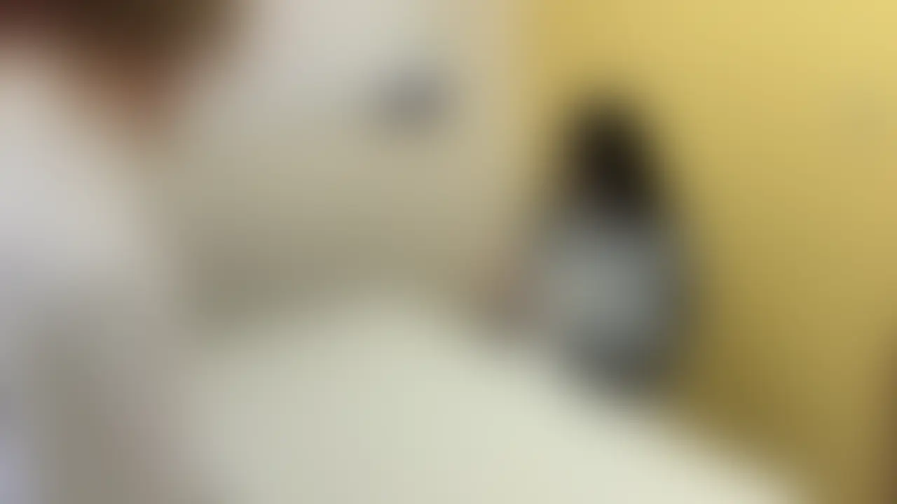 今回捕まえたのはOLさん
彼氏にお金を取られているという幸薄な雰囲気
では助けてあげましょう
交換条件で手コキの交渉
しぶしぶ受け入れたので早速ホテルへ
手コキからしっかりやってもらい、やがてフェラへ
気分が高まって来たのでスカート脱がすとレースの紐パンじゃないですか!
地味めな雰囲気なのにパンツはどエロです
一気にスイッチ入ったのでパンスト破って手マンとクンニ
そのまま生挿入開始!
時折感じているような声をあげてしまう幸薄エロOL
バックで突いて最後は正常位で生発射! (2/2)