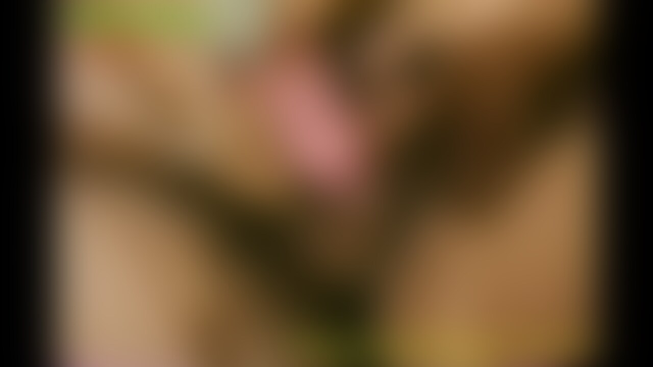 先程の援○○○○との生交尾後編動画です❤️
ご覧の通り生で出し入れされてるオマンコにピンクローターをあてると感じまくる○○○ちゃん❣️
あまりの気持ち良さに○○○ちゃんがイッてしまうのですがその時子宮口がキュっと痙攣し亀頭を刺激❣️
その気持ち良さに僕も一気に子宮へ精液を射精❤️
多量膣内射精でチンポを引き抜くとシーツまで逆流した精液が垂れ流れお尻を上げるとネバ〜っと糸引く精液が😂
○○○ちゃんとの最高な中出し交尾でした❤️ (2/2)