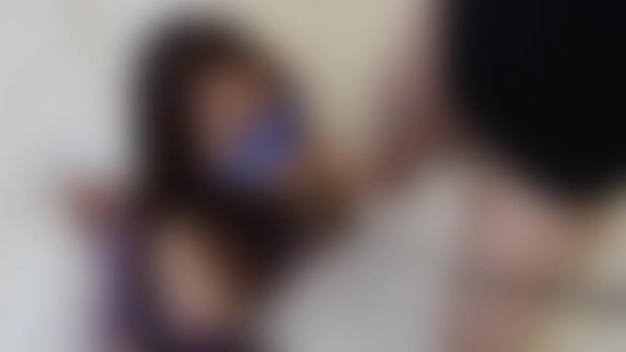 【変態夫婦|ホテルに入るとこうなる #01】
「正直、最初はめっちゃ緊張してたの。でも…がんばってみたよ♡」
透け感たっぷりのレオタードでハメ撮り❤️
カメラを意識しちゃって、最初は表情もぎこちないかも…でもだんだん撮られてることにも慣れてきて、最後はちょっと…夢中になっちゃった🤭
フェラからイラマ、クンニで散々おまんこ濡らされて、でっかいおちんちんで子宮までガンガン突かれて…💦
最後はいっぱい精子ぶっかけてもらってイク❤️🔥
飾ってない、でもどこか色っぽい。そんなわたしをこっそり見届けてください…♡ (2/2)