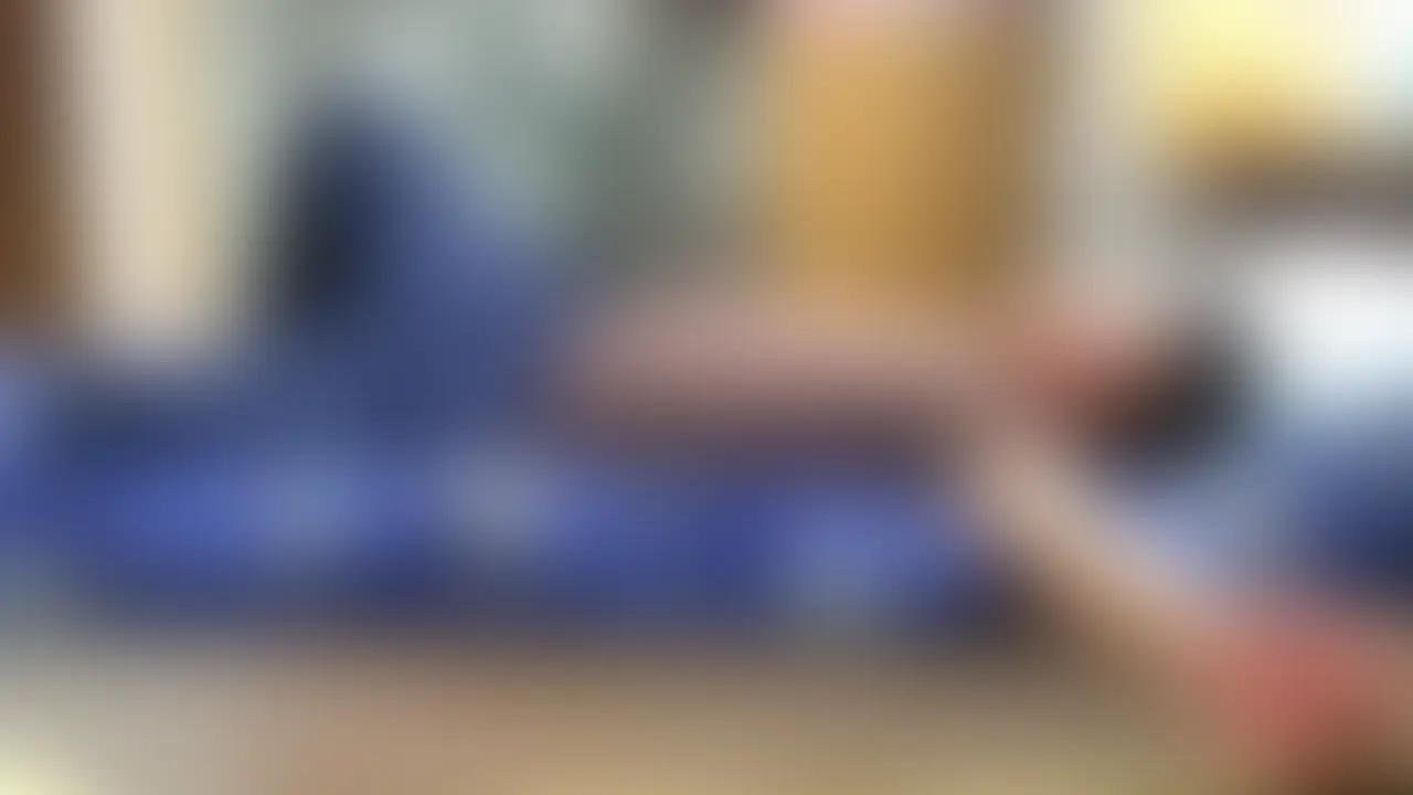 大学の男子寮で1年生の野球部のノンケ友達にマッサージを頼まれた。鍛えてて腹筋がエロい。パンツの中もマッサージして欲... sample 1