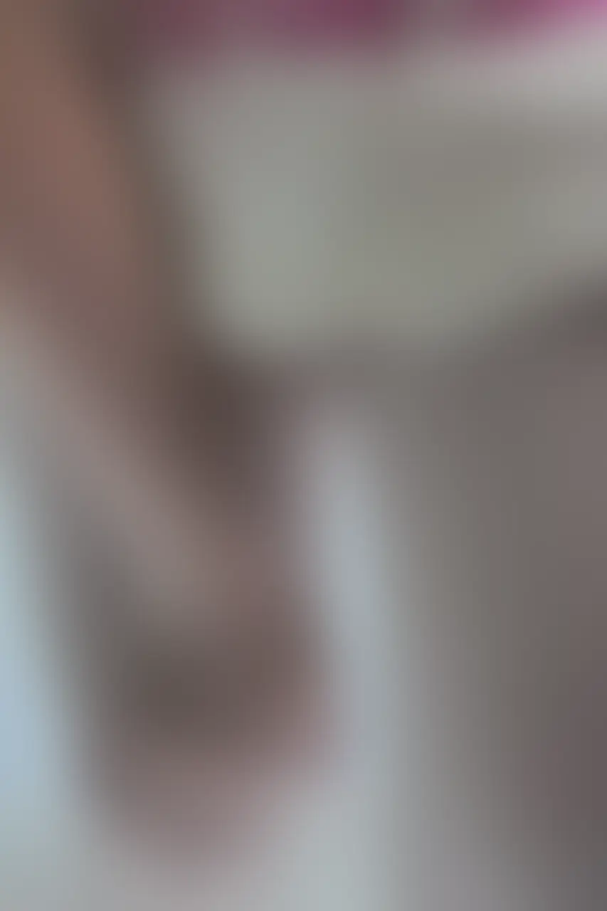 マイクロビキニウェイトレス自撮り_動画①
今回は自撮り動画になります💕
マイクロビキニウェイトレスです🍑
ニーハイソックスにむちっと食い込んだ太腿と前からでも見えるお尻のむちむち感で今回もフェチ要素たっぷりです🍑
今日の動画はお尻の接写シーン多めなのでお尻ファンの方は必見です✨ (2/2)
