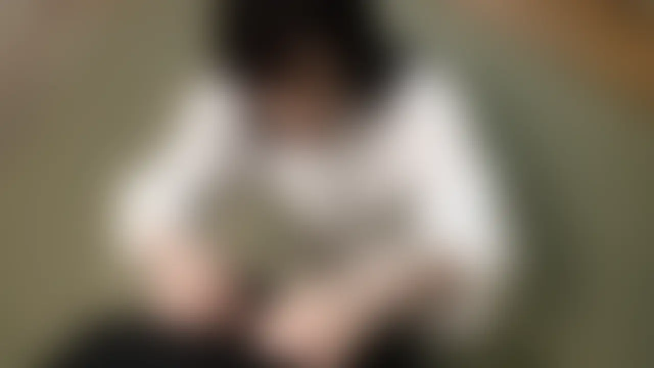 最近知り合ったヤリマンを撮影しました。
エロいことが好きなくせに、興味無いとか言うイミフな女。
ナンパ待ちしてたくせに、それを指摘したら「待ってねーし」とか言うツンデレさんです。
結局、暇だからってノコノコついてきて、僕の家でエッチしました。
セックスは拒否られて撮れませんでしたが、朝起きてからフェラしてもらったとこを撮ったので見てください。
顔はそれほど可愛くないですが、オッパイが大きくてエロい女です。
しゃぶれって言えば、すぐしゃぶりつく貞操観念のゆるい可愛い子です。
プライドがあるのか、嫌々やってる感じを装ってますが、めちゃくちゃ従順に言われた事をやってくれます。
こっちとしてはそれはそれで興奮するのでアリですね。
学生時代に新体操やっていたらしいので体がめちゃ柔らかくて、ブリッジしてフェラしてもらったらエクソシストみたいで興奮しました。
イラマが好きみたいなので、ぐいぐいとノド奥に押し込んでやりました。
ケツの穴も舐めてくれて、本当にいいヤツです。
こーゆー都合のいい女は何人いてもいいですね。
出したくなったらまた呼んで撮ろうと思います。 (2/2)
