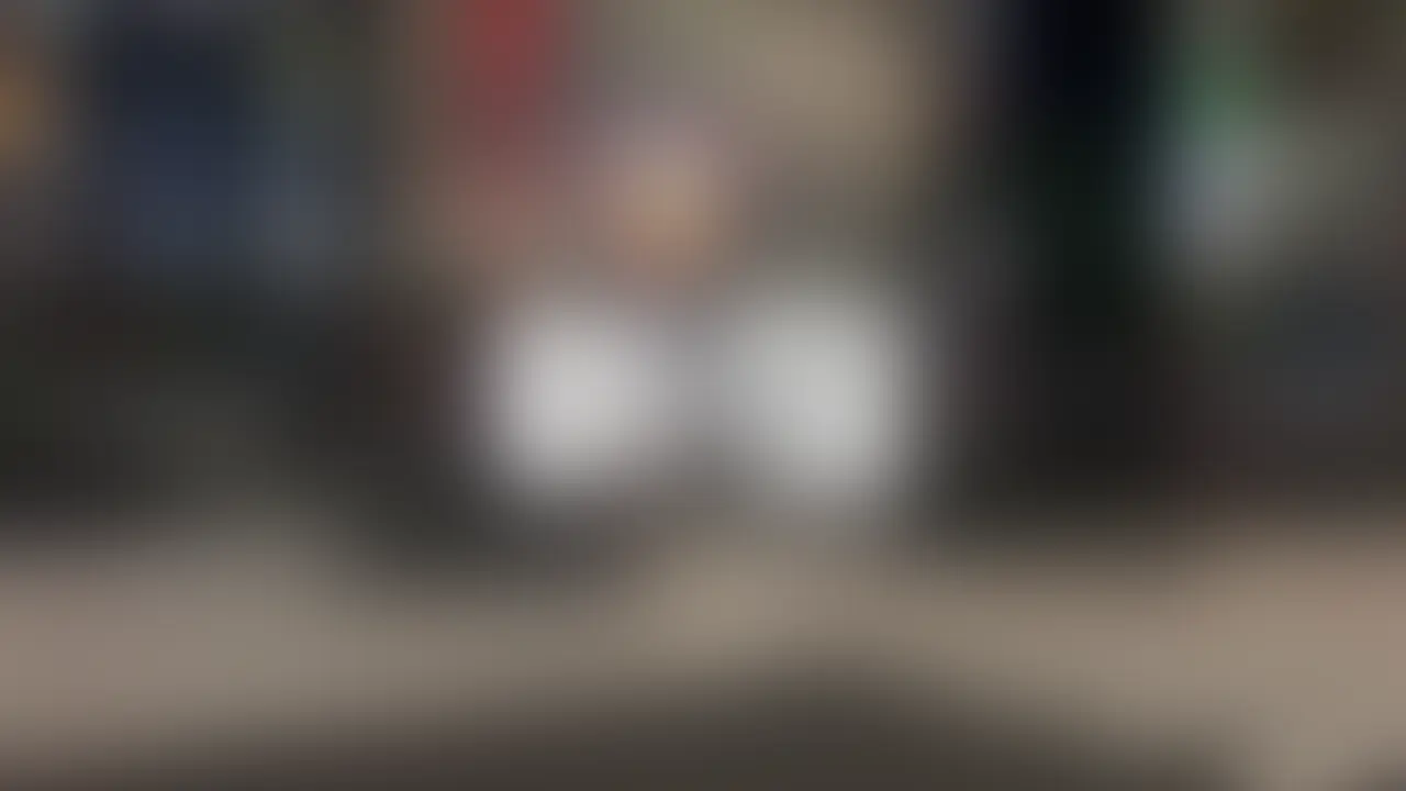 【ラブホ前放置された可愛いギャルのヒラヒラミニスカをめくる！めくる！めくりまくる！！】

夜になっても気温が下がらない、まるで熱帯雨林かのような歌舞伎町を

汗だくになりながら歩き回っていた。


アツい！アツいぞ！


夏は生足におっぱいにギャル達の露出がアツすぎる！！

浴衣にドレス、水着のようなエロい服

ここは連日連夜、夏祭り状態なのだ！！

上玉が路上に転がっていたが、交番から近すぎる距離で仕方なく諦め

高確率のエリアへ侵入した時だった、遠くの路上に何かが見えた！

早足で接近してゆくと......？！


えぇぇ？！路上に生足！！

すぐさま回り込むと...

か、可愛い！！！

閉じてはいるが５００円玉ほどはありそうな大きな瞳！

年齢は20代前半ほどだろうか..

真っ直ぐに伸びたストレートの黒髪ロングヘア！

暗闇でも輝くほどの美しさだぞ！

上は黒いTシャツ、下は黒いヒラヒラミニスカートだ！


何よりも肌が物凄い綺麗だぞ？！

なんという白さ、なんという透明度、これが本物のモチモチ素肌だ！！

アアゥっ..今すぐ触りたい！！

➡︎続きは動画でご覧ください⬅︎ (2/2)
